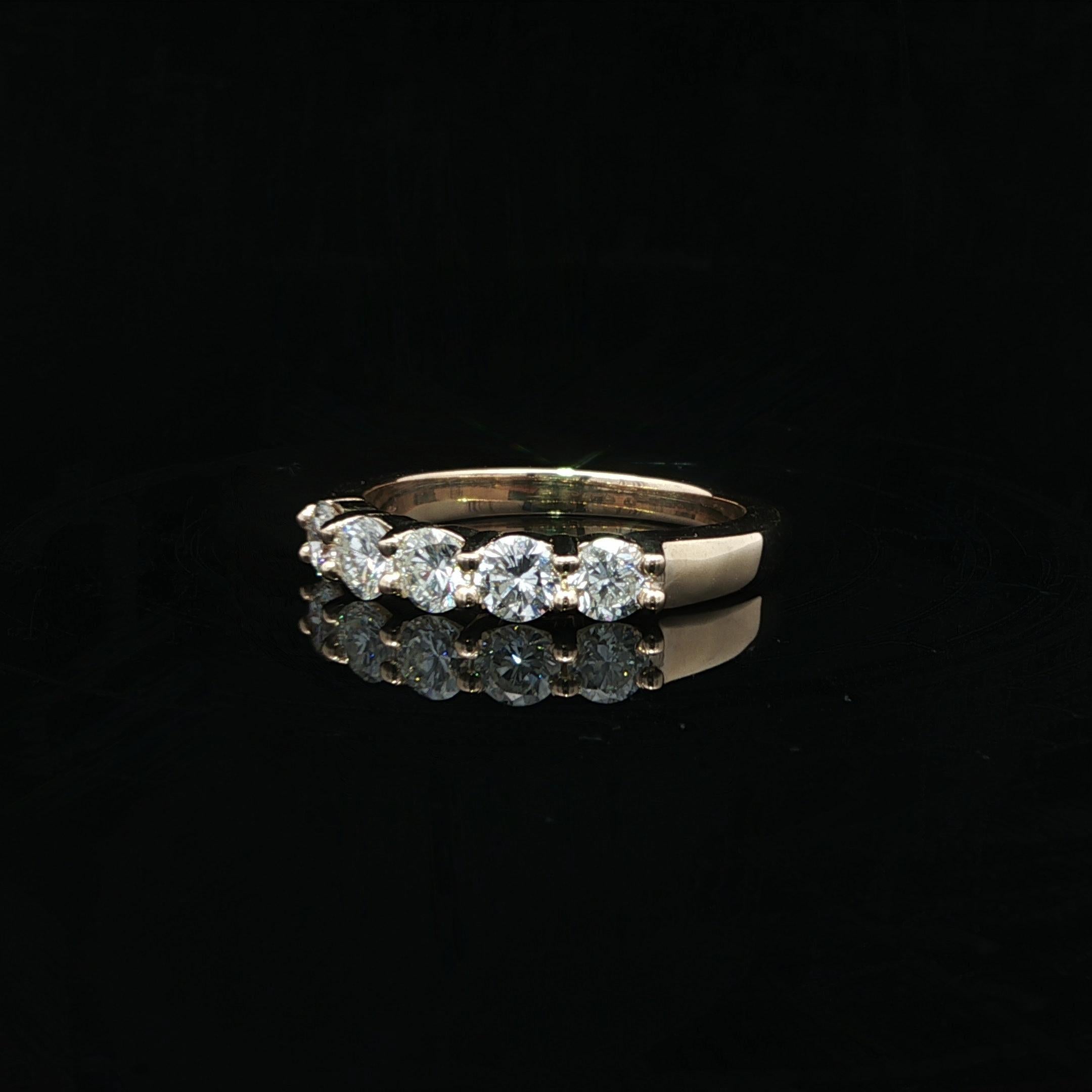 Nuevo Anillo Clásico de Oro Amarillo de 14k 0,84ctw VS Diamante Redondo 5 Piedras Apilado en venta 3
