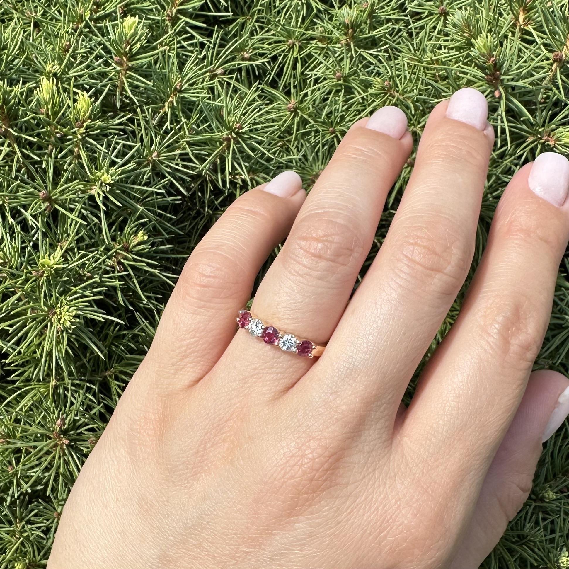 New Classic 14k Yellow Gold 0.91ctw Alternating Ruby & Diamond Stack Band Ring en vente 5
