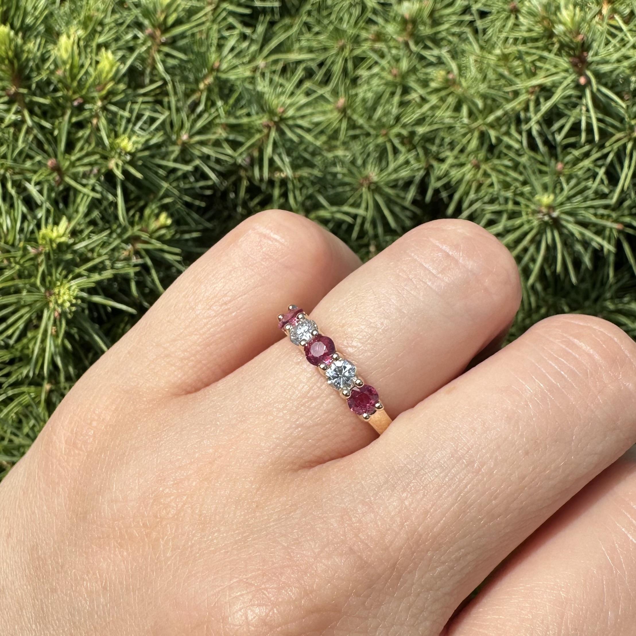 New Classic 14k Yellow Gold 0.91ctw Alternating Ruby & Diamond Stack Band Ring en vente 6