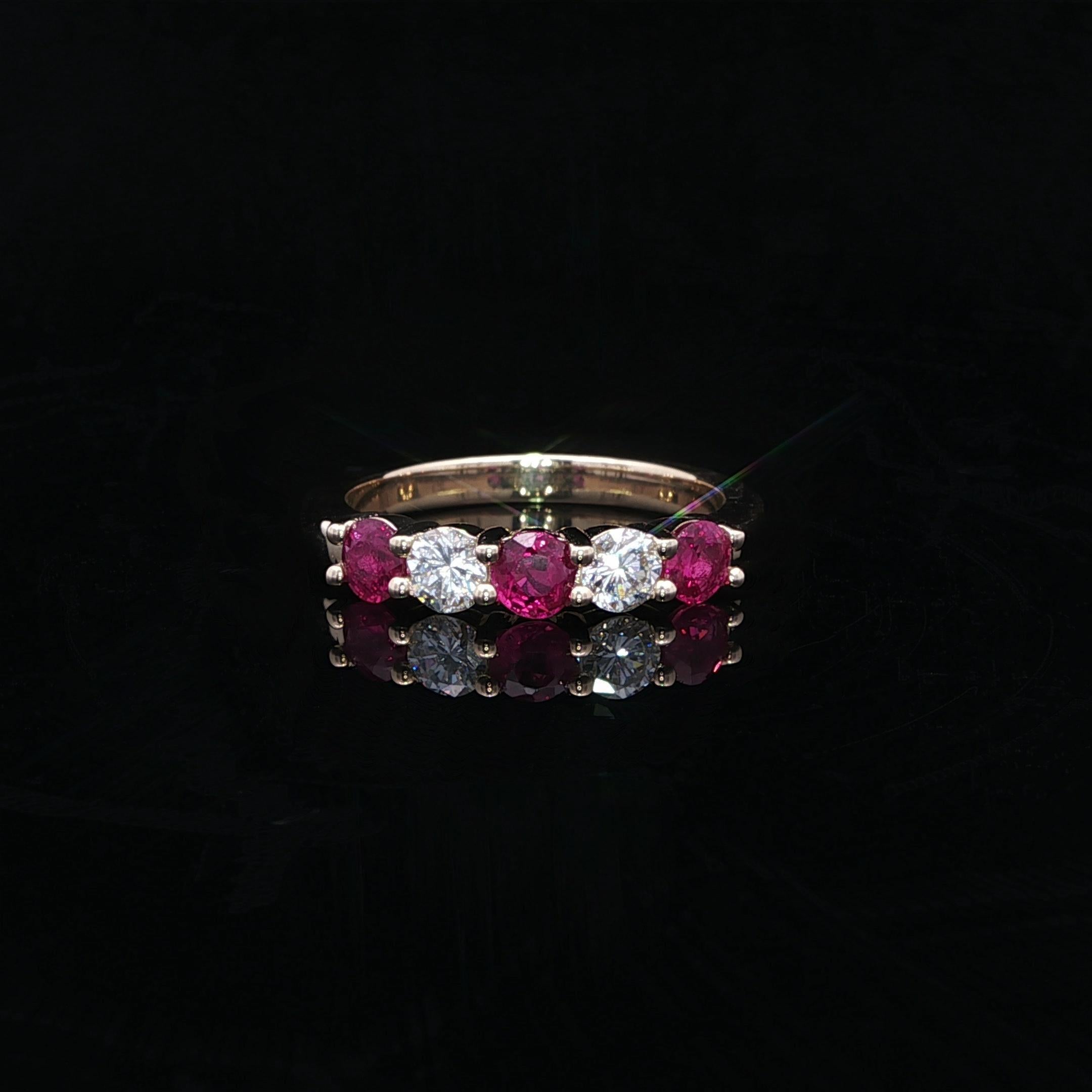 -Pierre(s) : -
(2) Diamants naturels authentiques - taille ronde et brillante - sertis - couleur G/H - pureté VS1/VS2 - 0,35ctw (exact)
(3) Rubis véritable naturel - taille ronde et brillante - serti - couleur rouge riche - 0.56ctw (exact)
Poids