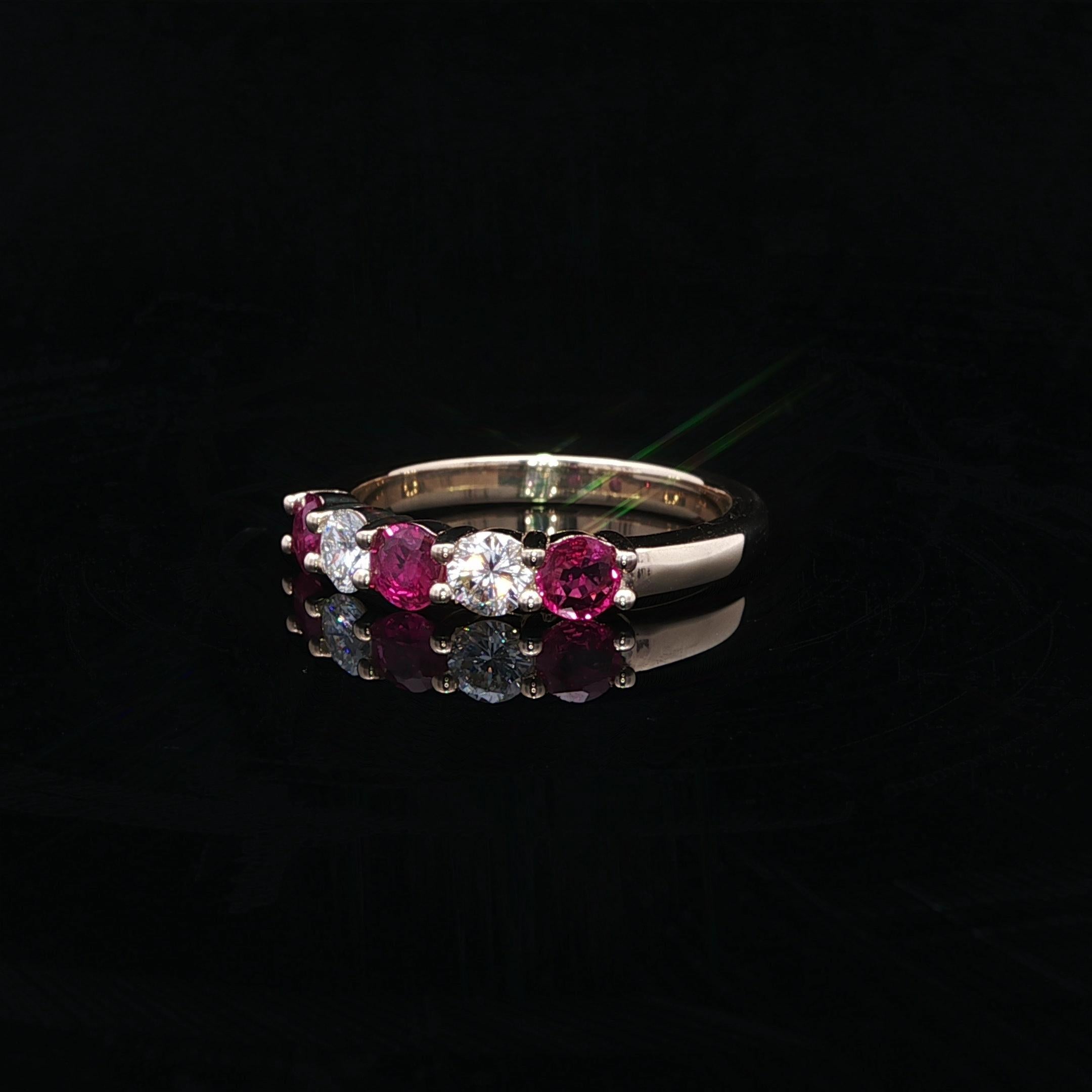 New Classic 14k Yellow Gold 0.91ctw Alternating Ruby & Diamond Stack Band Ring Neuf - En vente à Montclair, NJ