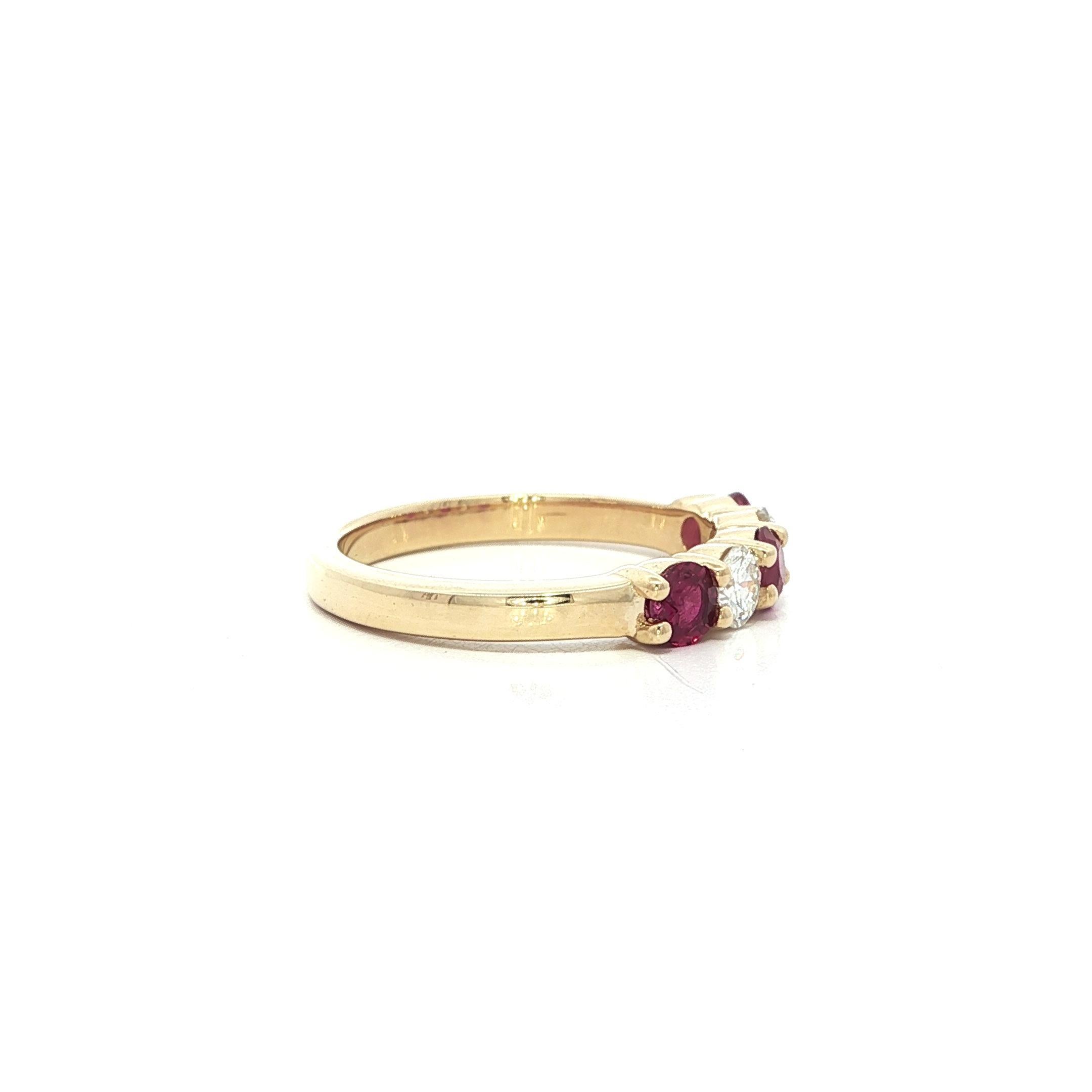 New Classic 14k Yellow Gold 0.91ctw Alternating Ruby & Diamond Stack Band Ring en vente 3