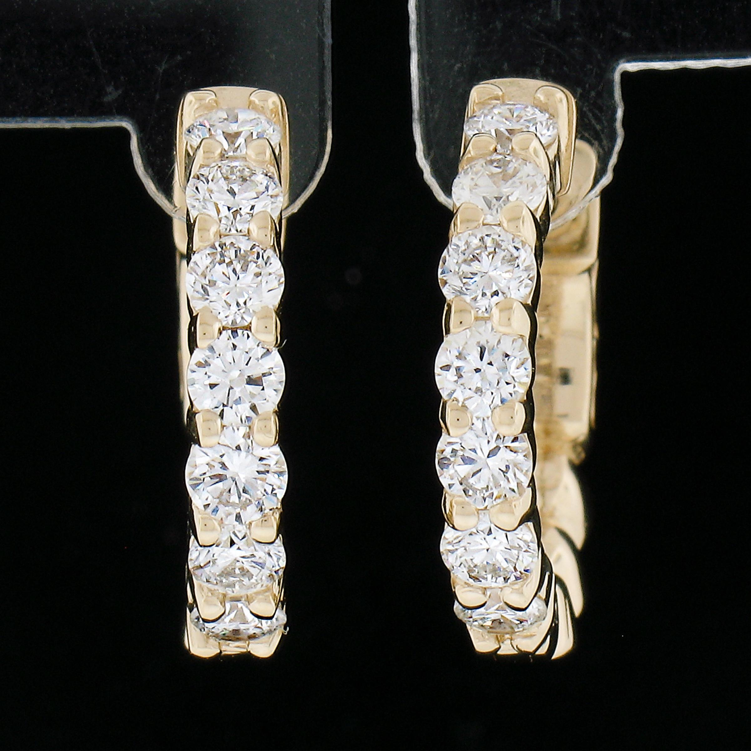 --Piedra(s):--
(14) Diamantes genuinos naturales - talla brillante redonda - engastados - color F/G - claridad VS1/VS2
Peso total en quilates:	0,91 (exacto)

Material: Oro amarillo macizo de 14 quilates
Peso: 3,8 gramos
Respaldo:	Postes con cierre a