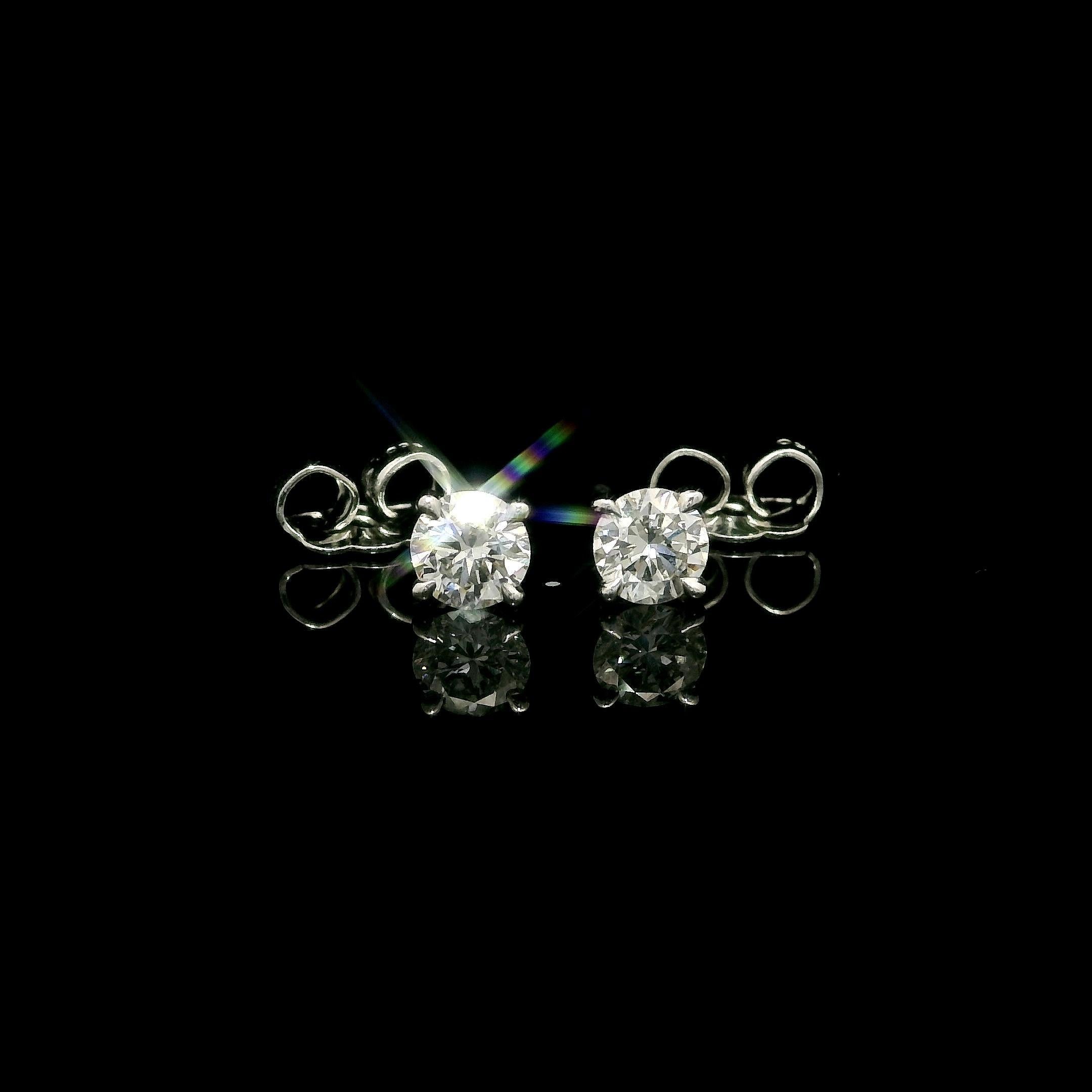 --Pietre: --
(2) Diamanti Nature autentici - Taglio Brilliante - Martini 4 Prong Set - Colore G/H - Purezza VS1/VS2 - 0,40ctw (circa)

Materiale: Platino massiccio 
Peso: 1.03 grammi
Fondello: Perni con chiusura a farfalla (è necessario avere un