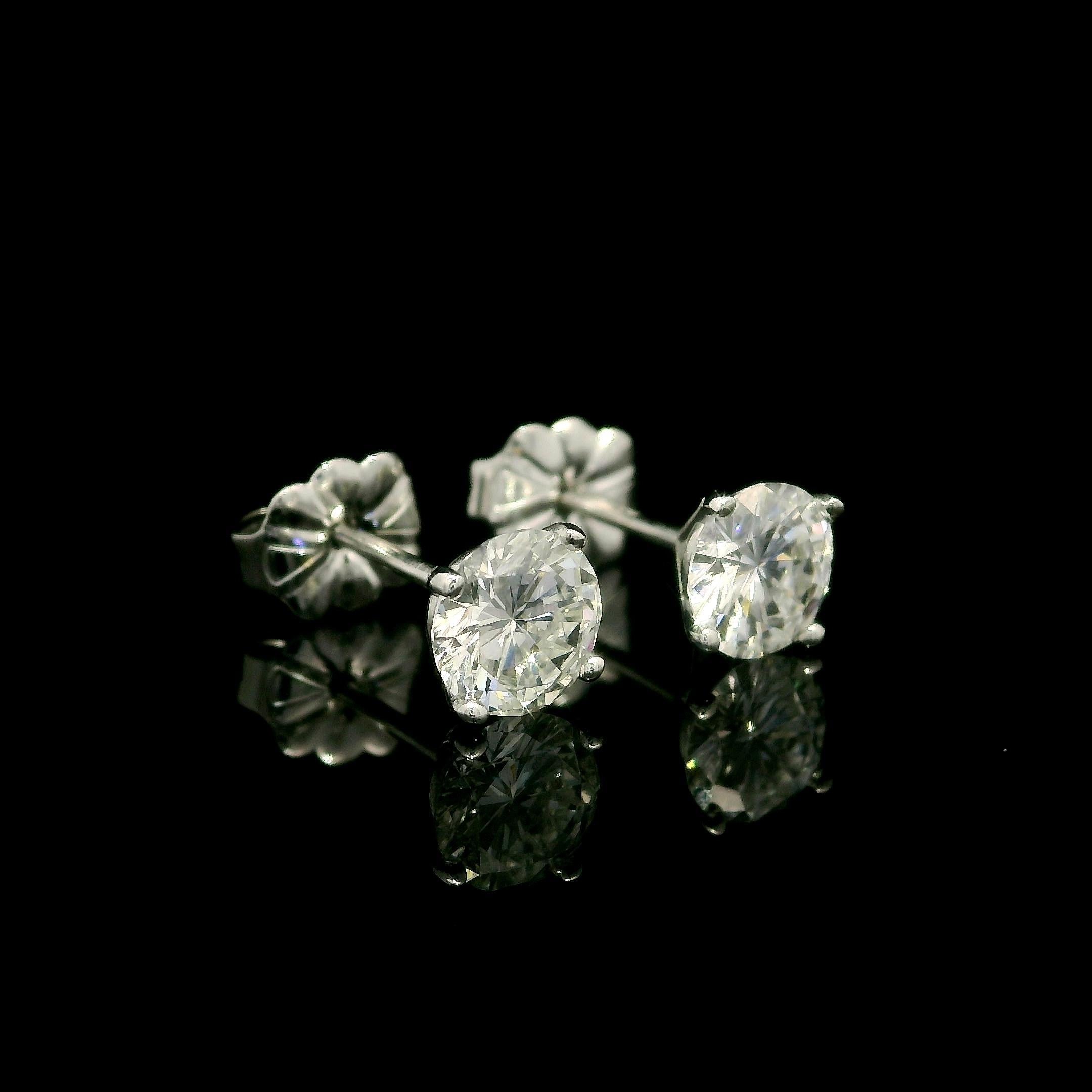 Nuovi orecchini classici in oro bianco massiccio 14k con diamante rotondo da 1,07 ct. in vendita 6