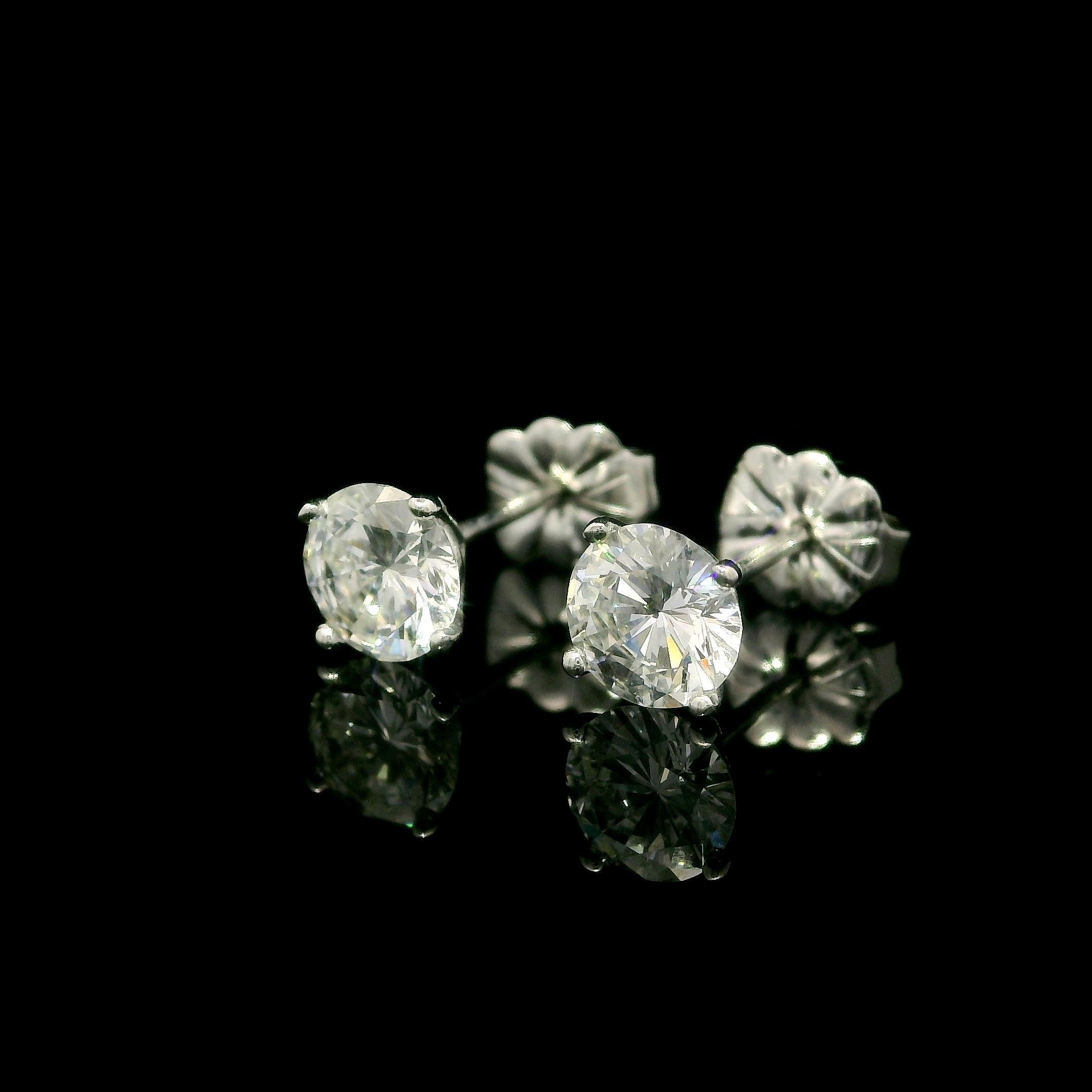 -A. Stone
(2) Diamanti Nature autentici - Taglio rotondo Brilliante -4 Martini Prong Set - Colore G/H - Purezza VS2 - 1,07ctw (esatto)

Materiale: Oro bianco massiccio 14k
Peso: 0,84 grammi
Fondello: Perno con chiusura a farfalla (è necessario avere