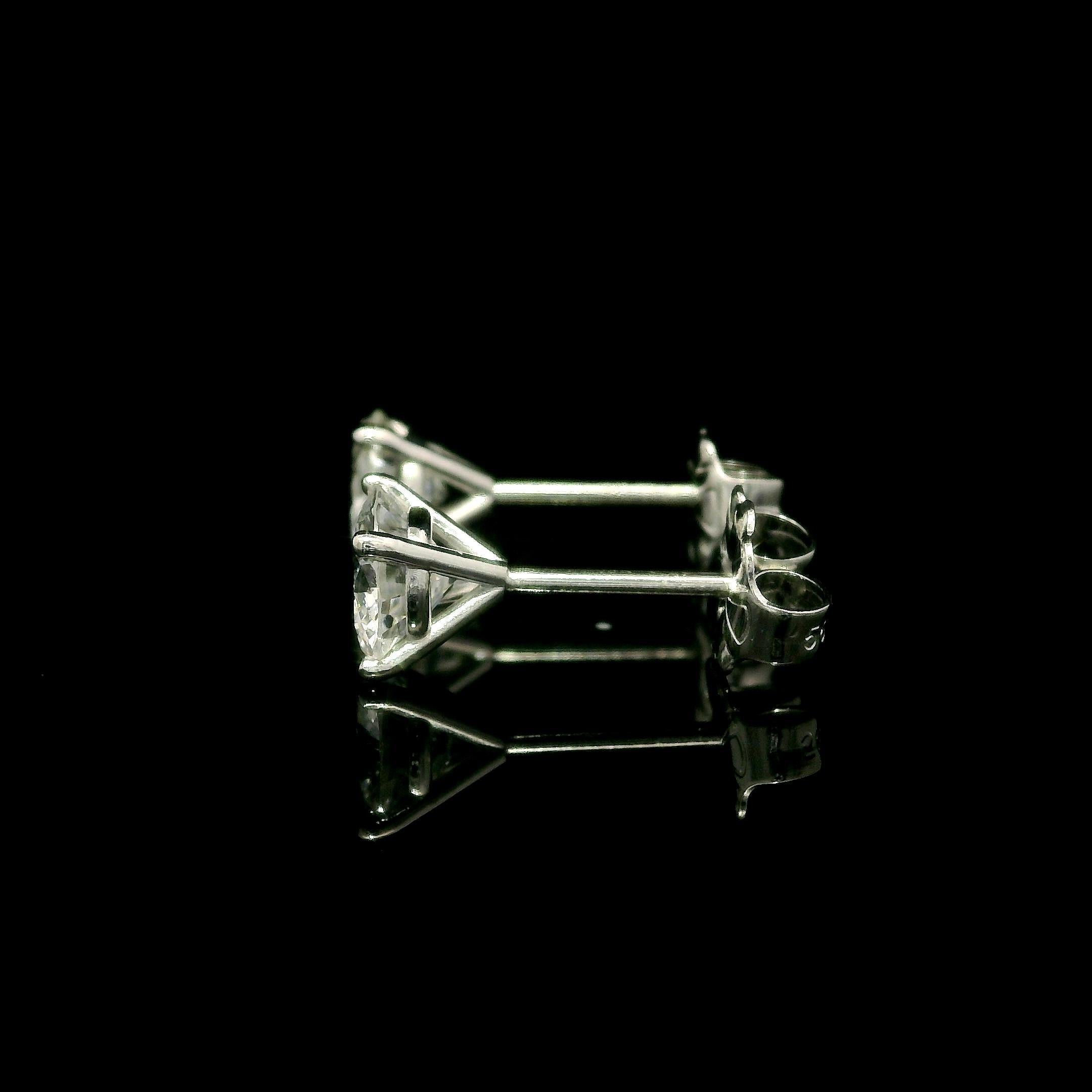 Taglio brillante Nuovi orecchini classici in oro bianco massiccio 14k con diamante rotondo da 1,07 ct. in vendita