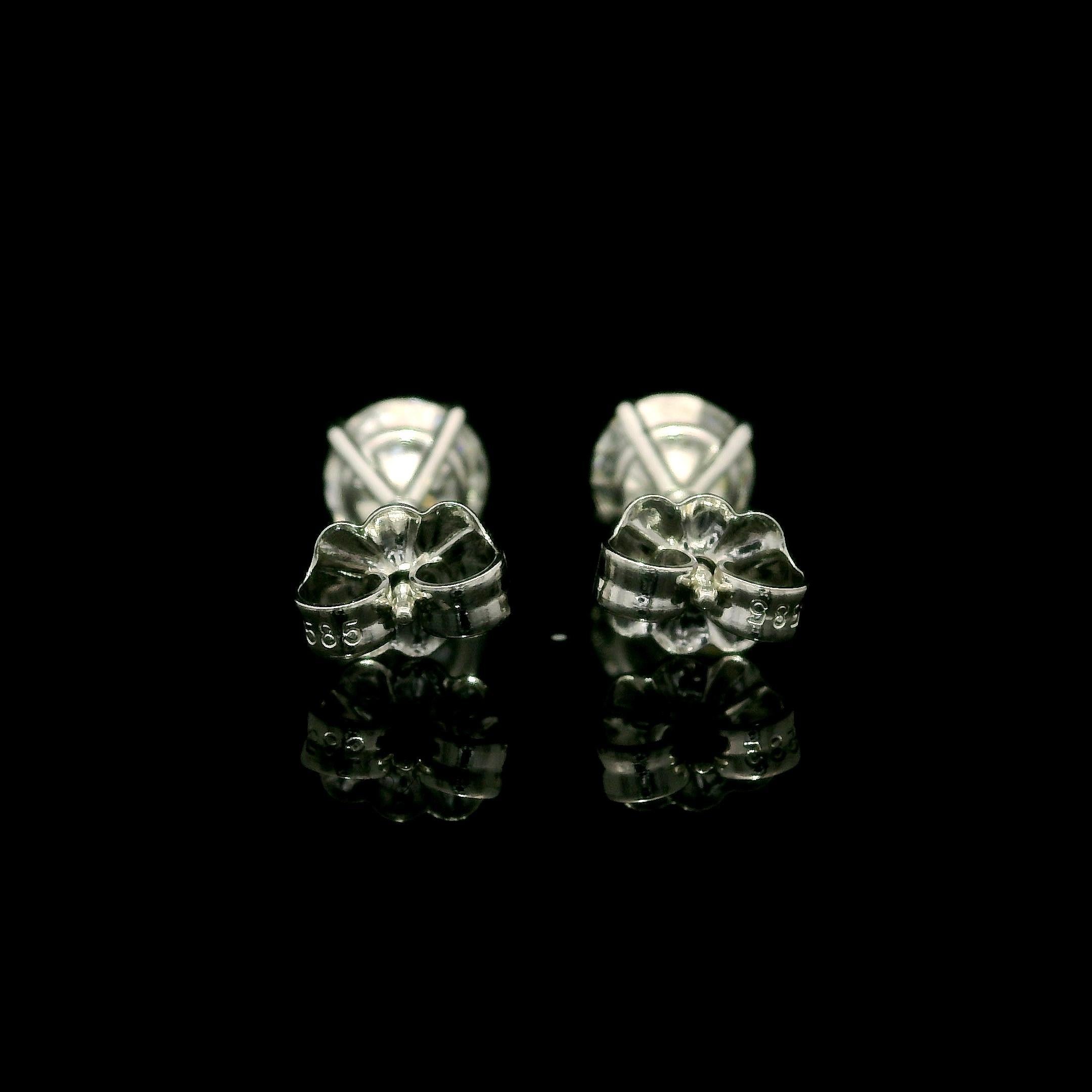 Nuovi orecchini classici in oro bianco massiccio 14k con diamante rotondo da 1,07 ct. In condizioni Nuovo in vendita a Montclair, NJ