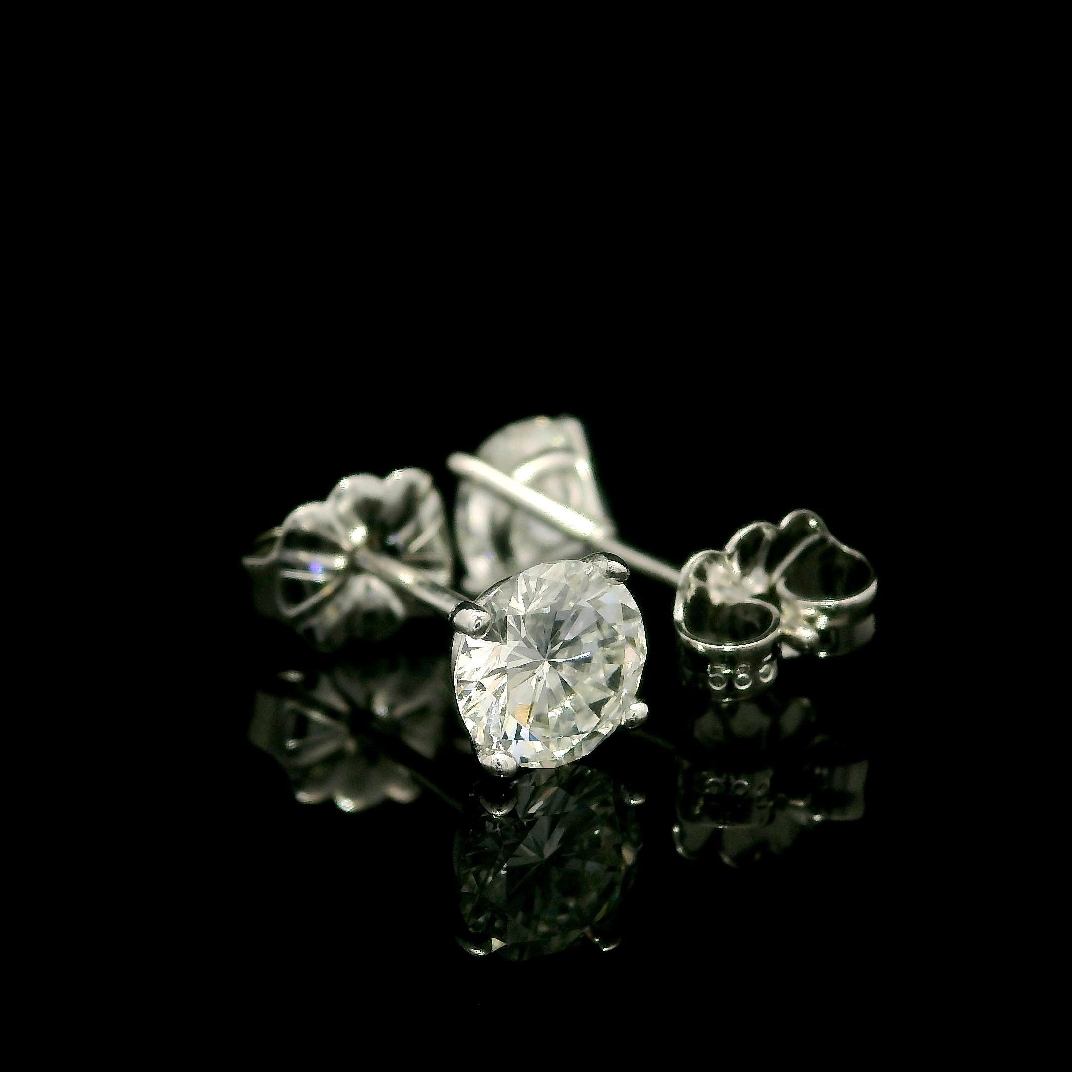 Donna Nuovi orecchini classici in oro bianco massiccio 14k con diamante rotondo da 1,07 ct. in vendita