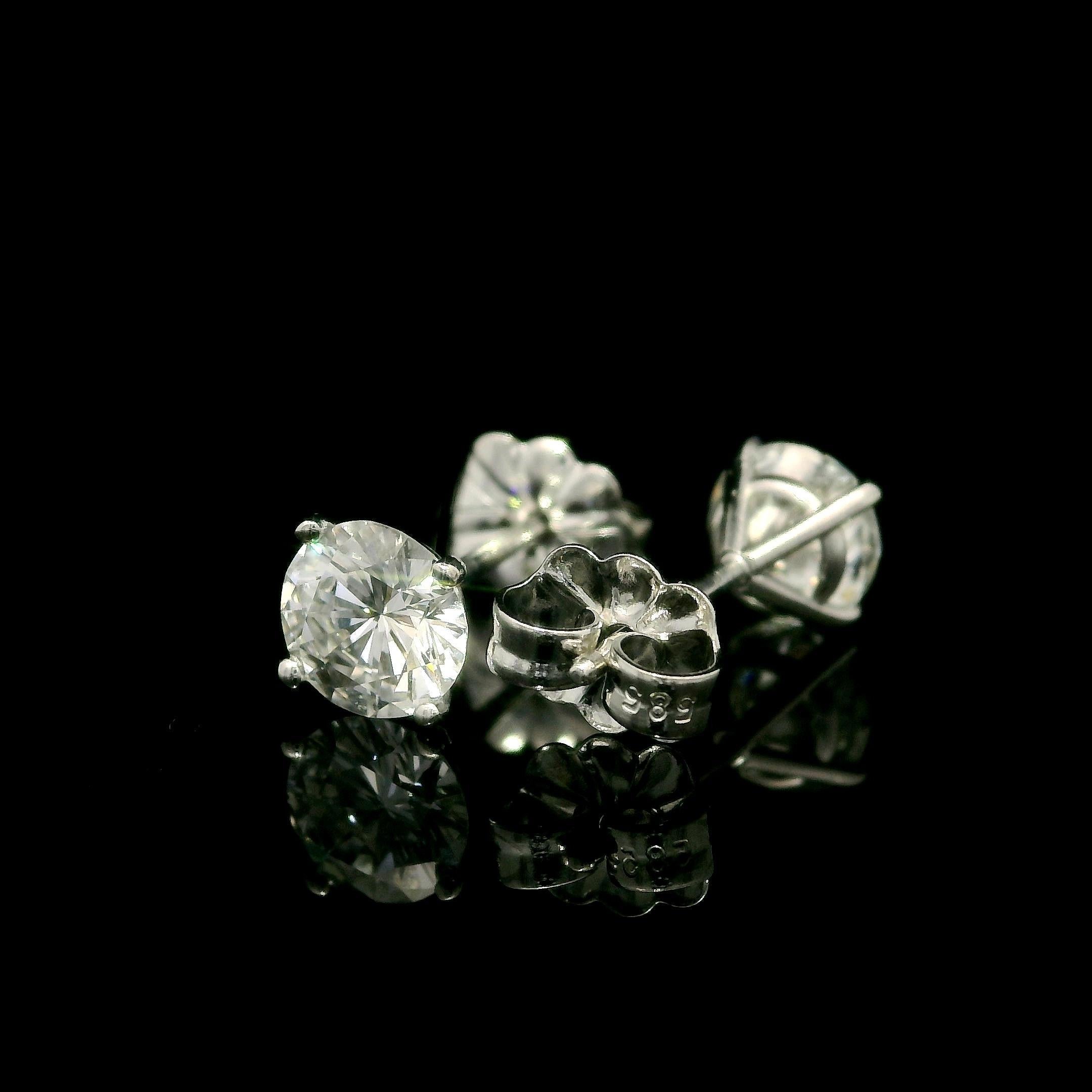 Nuovi orecchini classici in oro bianco massiccio 14k con diamante rotondo da 1,07 ct. in vendita 1