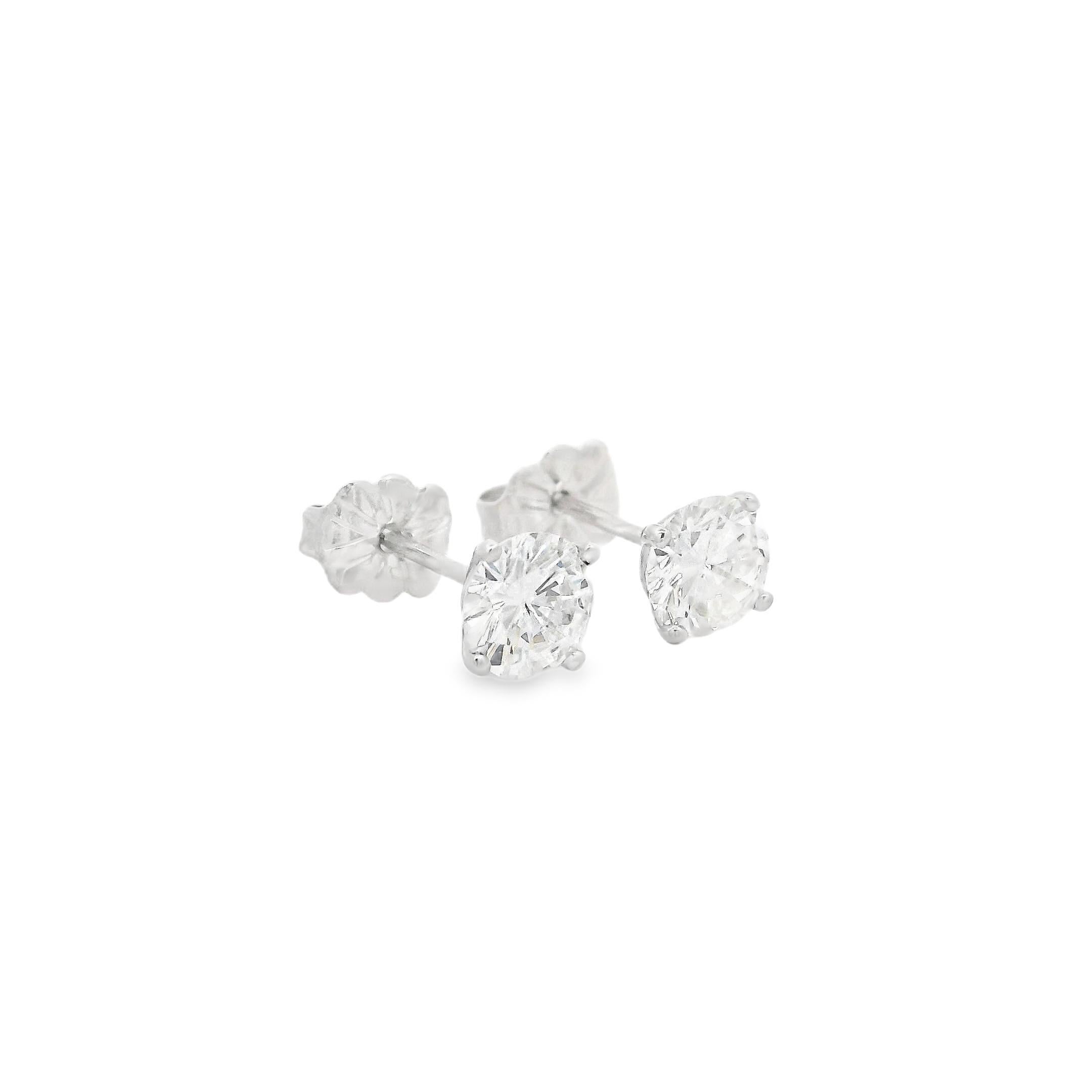 Nuovi orecchini classici in oro bianco massiccio 14k con diamante rotondo da 1,07 ct. in vendita 3