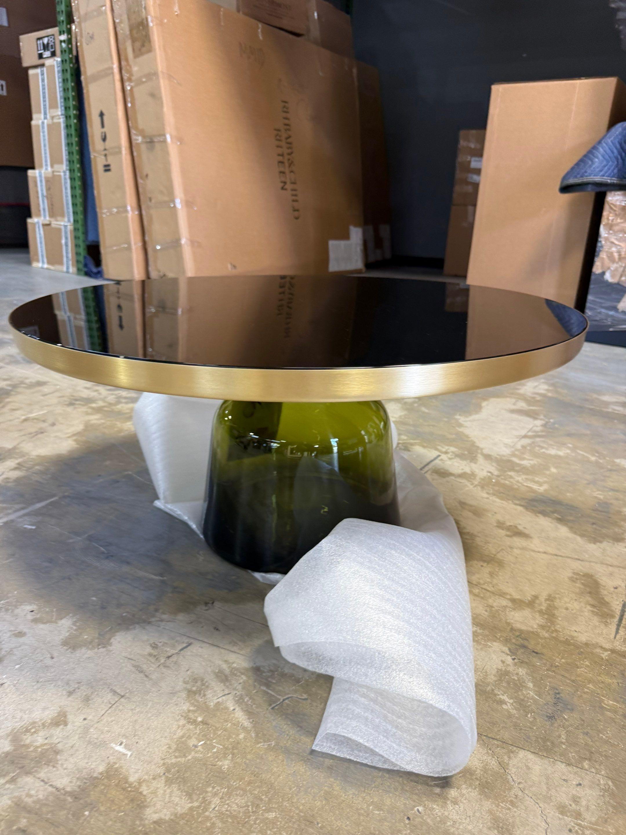 La mesa de campana de Sebastian Herkner da la vuelta a nuestros hábitos perceptivos, utilizando el material ligero y frágil del cristal como base para un tablero metálico que parece flotar sobre él. Soplada a mano de forma tradicional con un molde