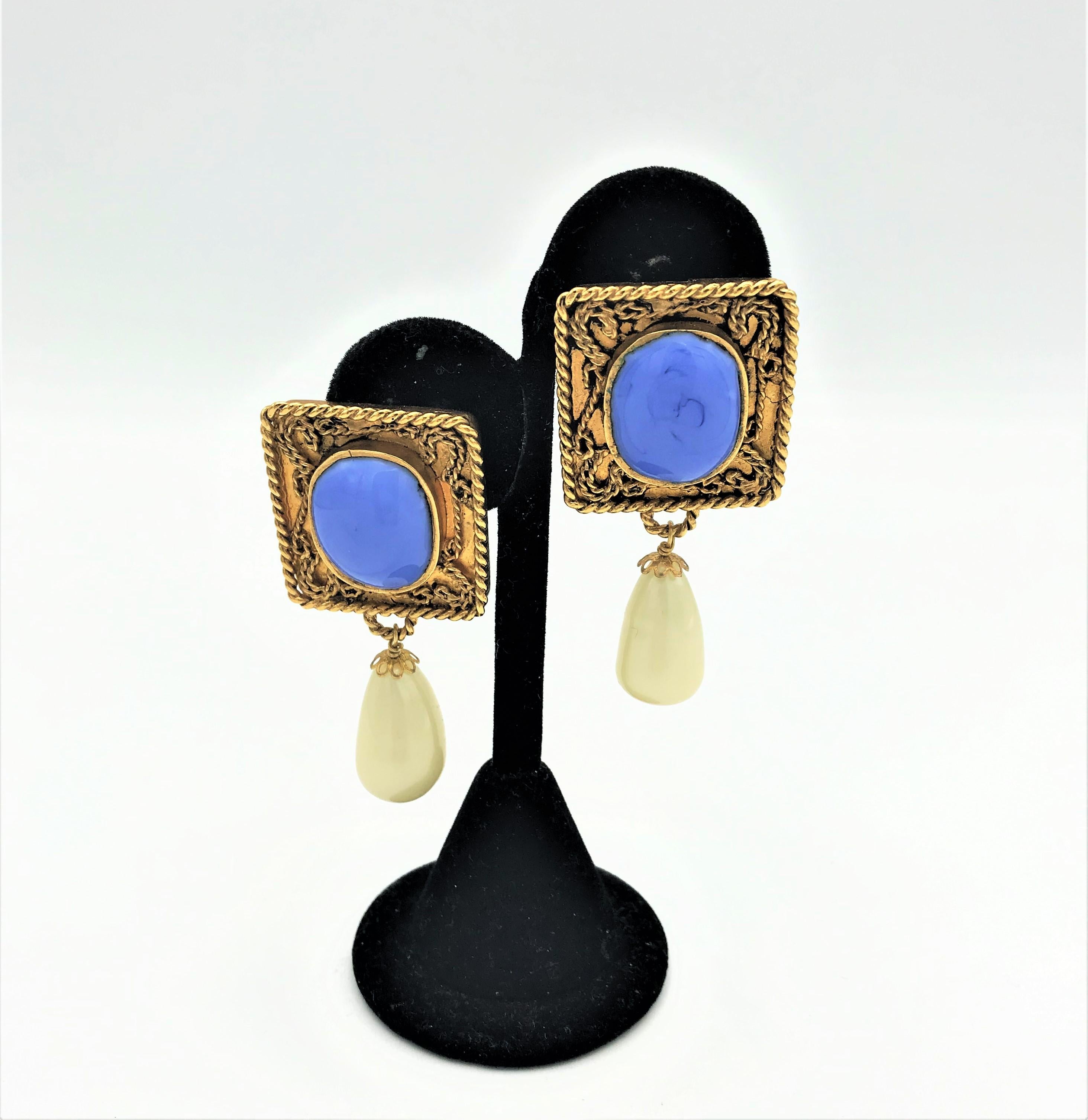 New Clip-on earring, in the style of Chanel, glass stone, faux pearl, gold plat  In New Condition For Sale In Stuttgart, DE