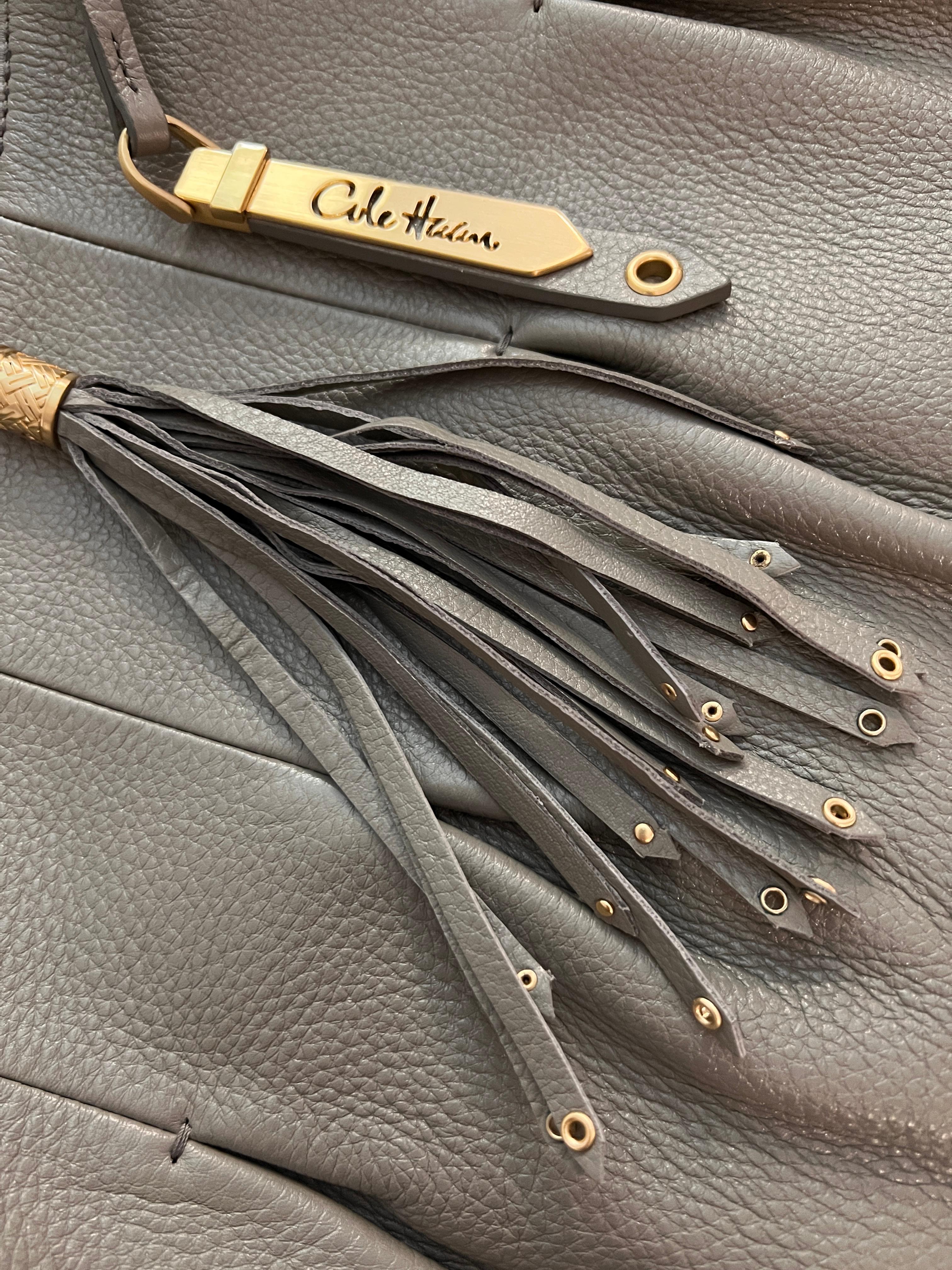 Neu Cole Haan Napa Leder Umhängetasche in Taupe (Grau) im Angebot