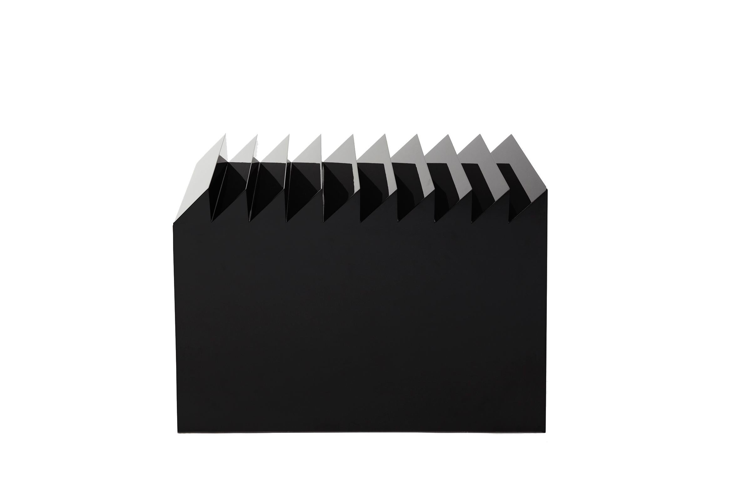 Nouvelle table d'appoint design laquée noire Sierra 2 par Max Enrich. 

Sierra est une table d'appoint qui échappe au langage de l'évidence. Sa surface impossible va à l'encontre du courant dominant, refusant d'être comme n'importe quelle autre