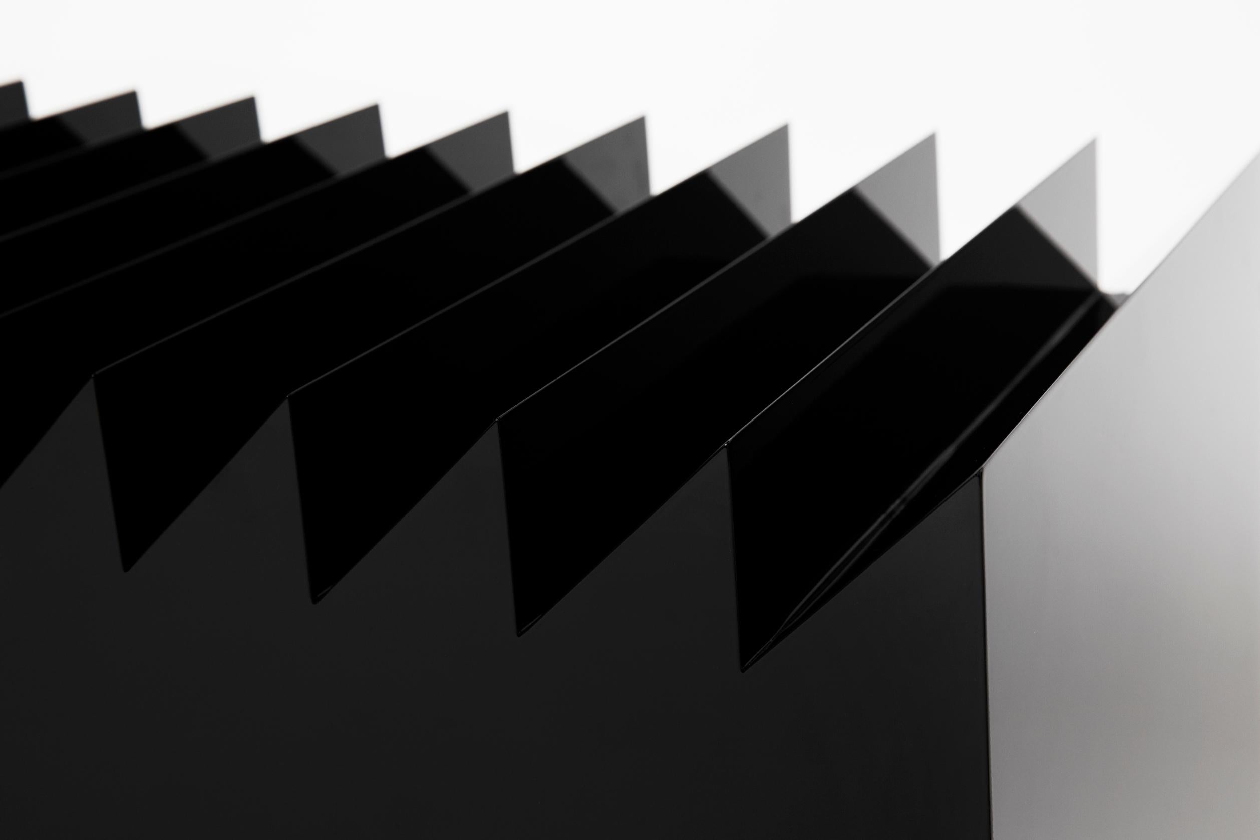 Espagnol Table d'appoint laquée noire Contemporary Collectible Sierra 2 by Max Enrich en vente
