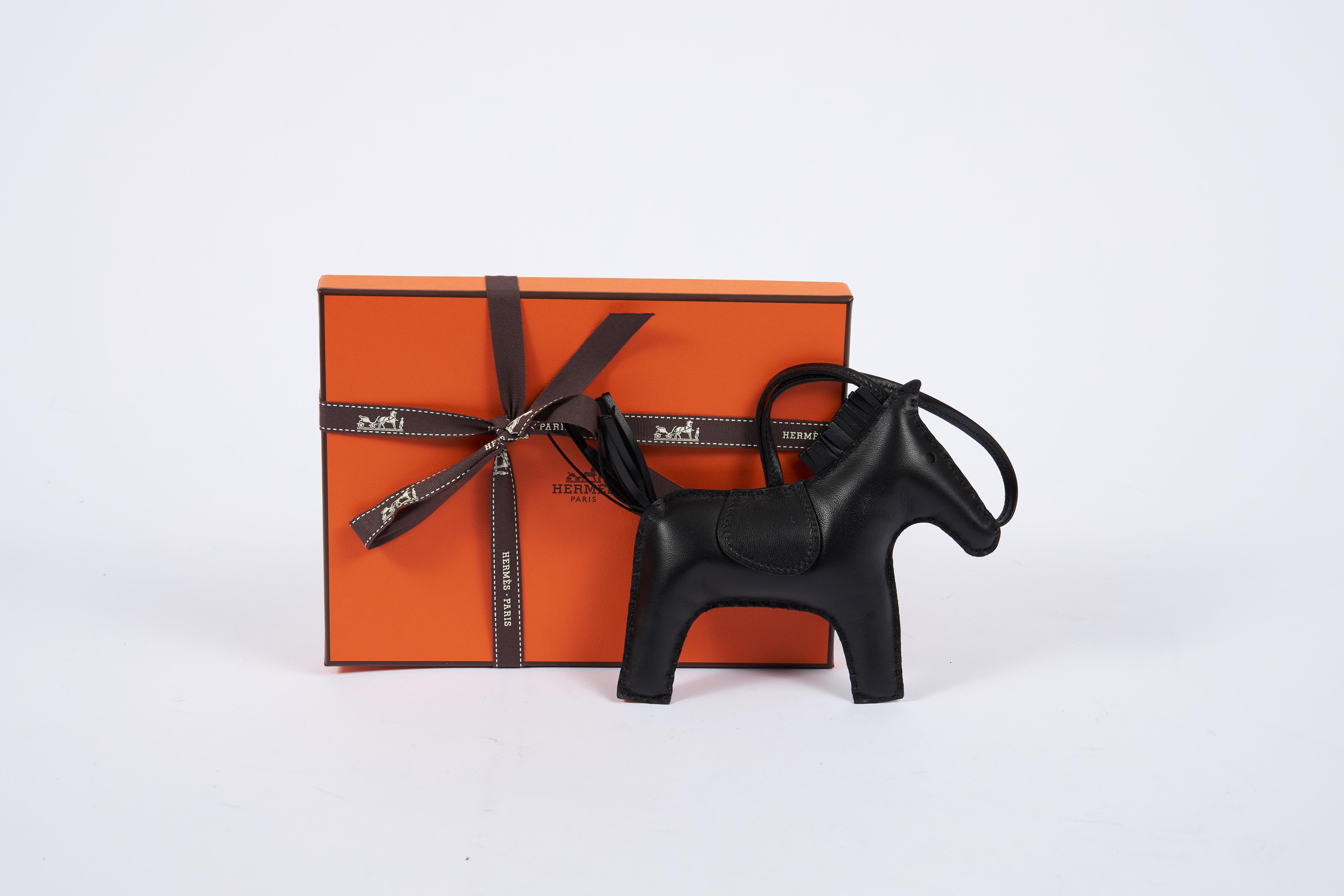 Neuer Sammlerstück Hermes Rare So Black Rodeo GM Charm in Box (Braun) im Angebot