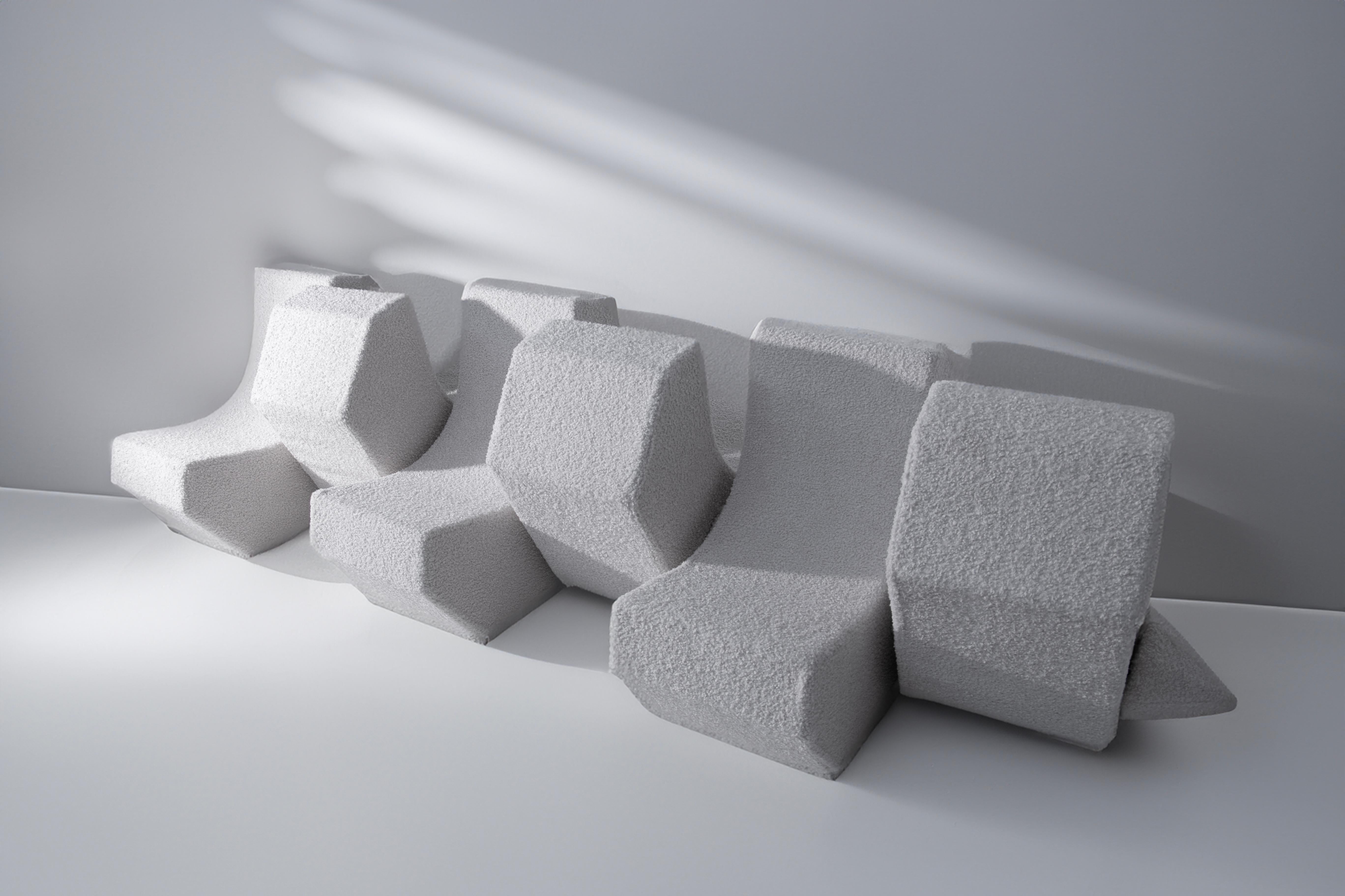 Le canapé INFINITY, fruit de la collaboration entre l'intelligence artificielle et l'artiste Bomber Bax, représente une percée dans le domaine de la décoration d'intérieur. Conçu pour exprimer la grandeur par son extrême modularité, le canapé se