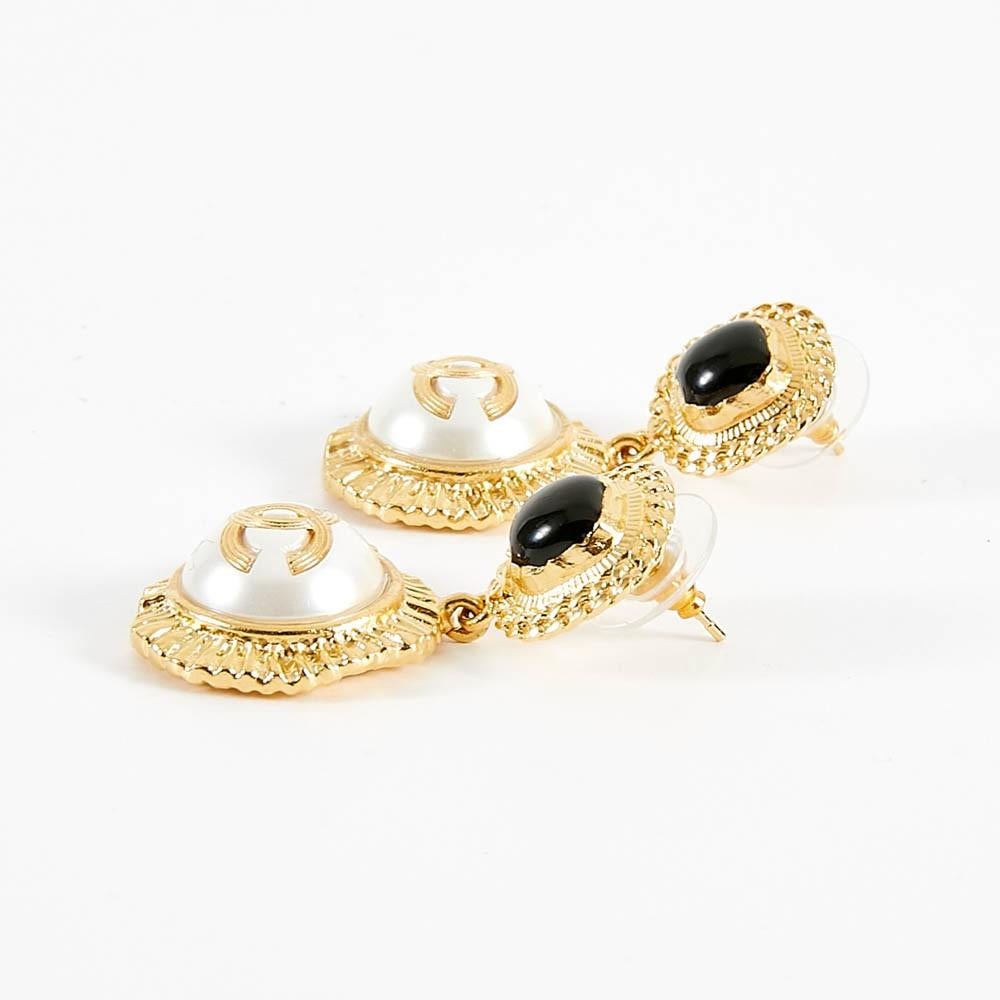 New Collection Chanel Pendant Gold toned Earring With Chain and CC In New Condition In Paris, FR