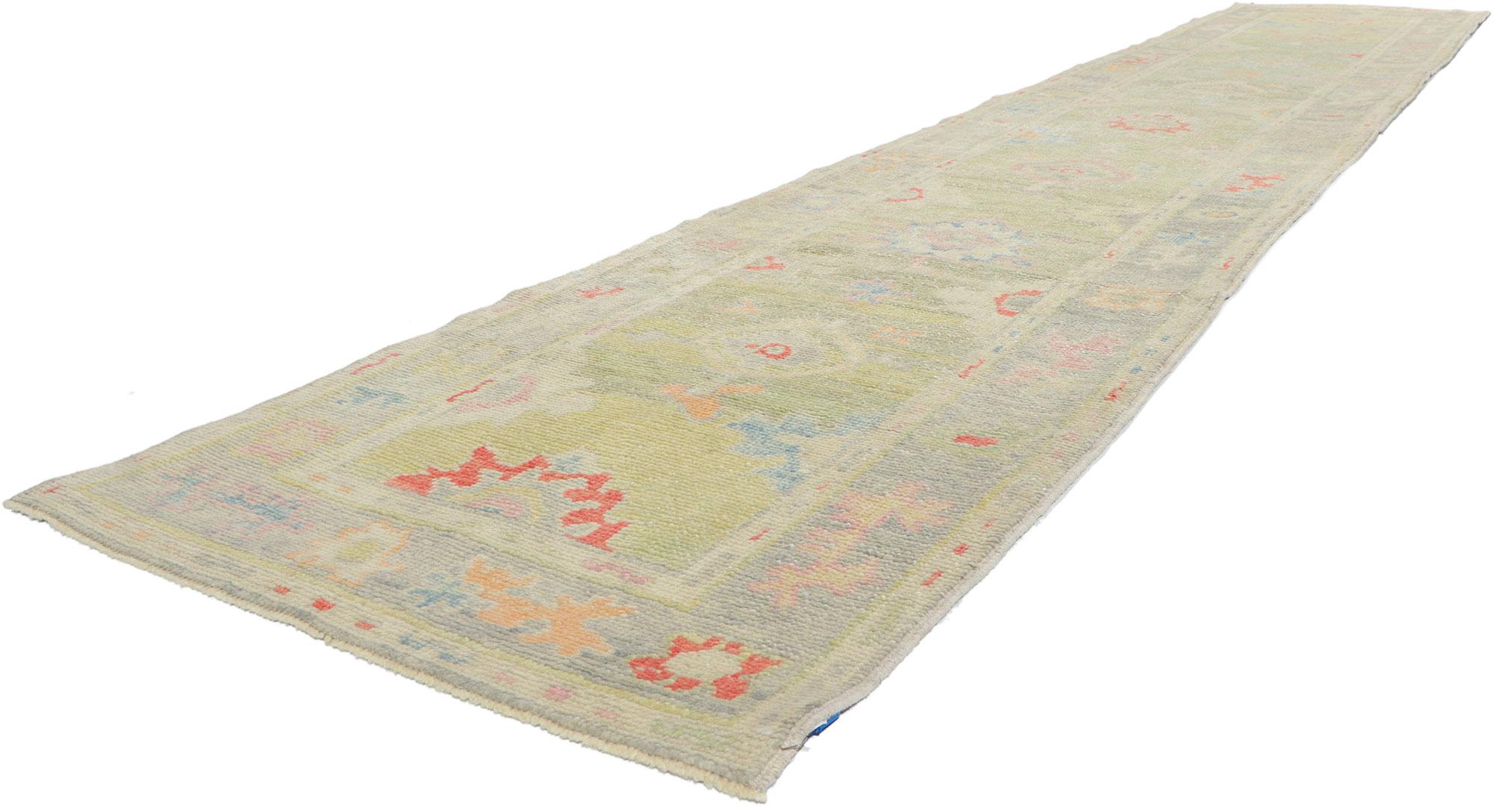 53823 New Bunte türkische Oushak Läufer, 02'10 x 15'08. Dieser farbenfrohe, handgeknüpfte Wollteppich aus moderner türkischer Oushak-Wolle verbindet auf wunderbare Weise moderne Ästhetik mit traditioneller anatolischer Handwerkskunst. Den länglichen