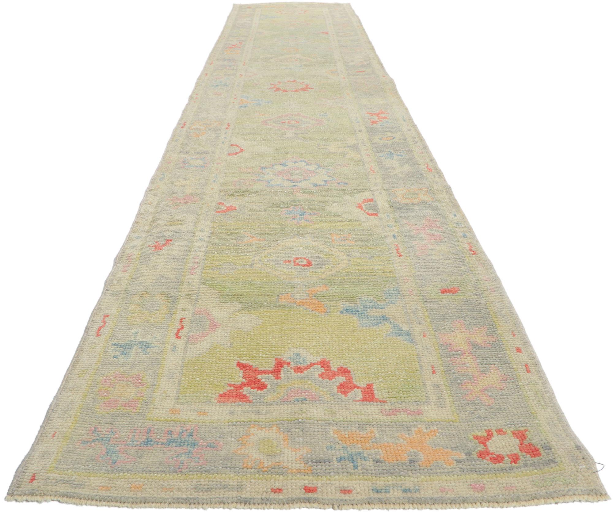 Neuer farbenfroher zeitgenössischer türkischer Oushak-Teppich, 02'10 x 15'08 (Türkisch) im Angebot