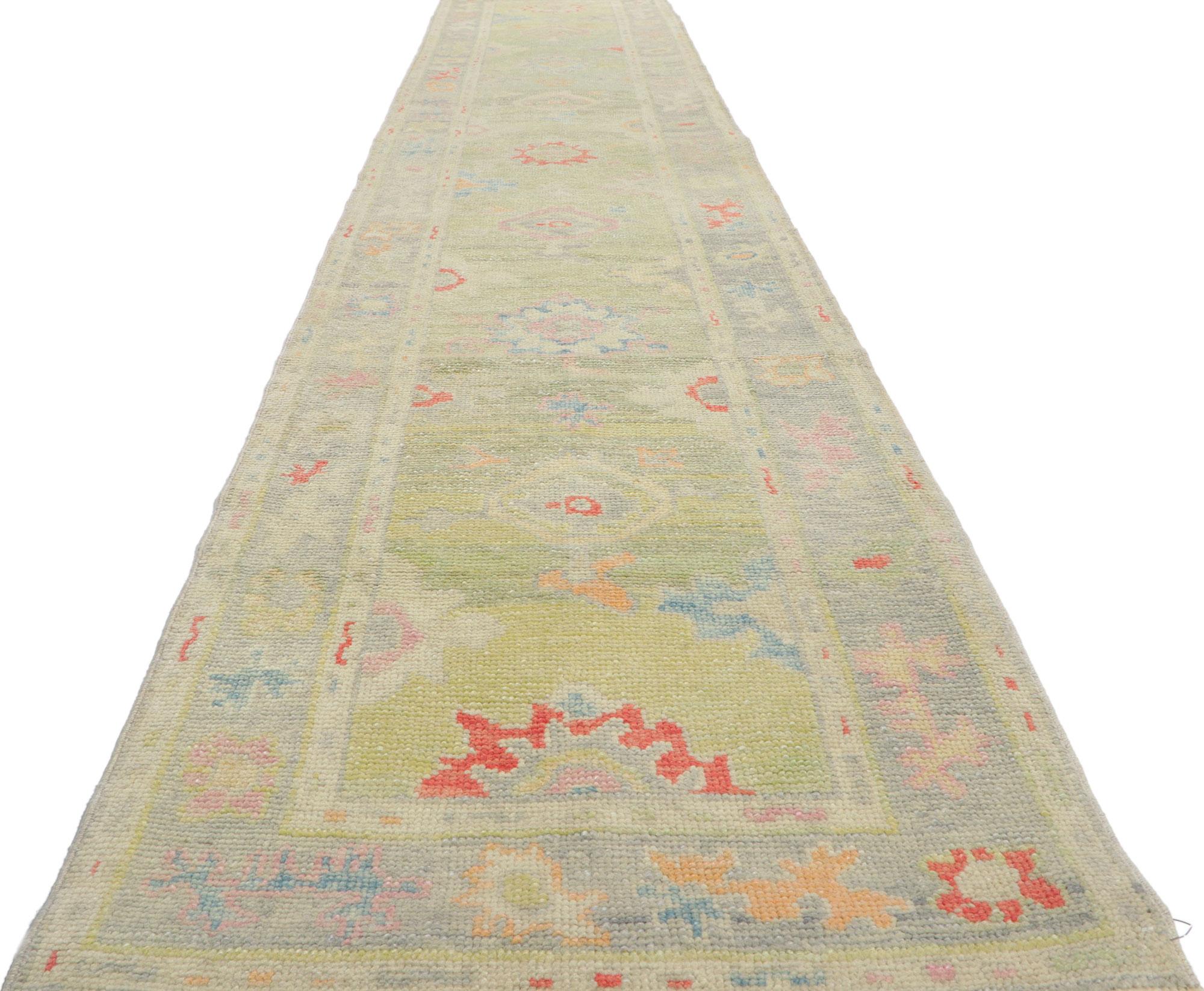 Neuer farbenfroher zeitgenössischer türkischer Oushak-Teppich, 02'10 x 15'08 (Handgeknüpft) im Angebot