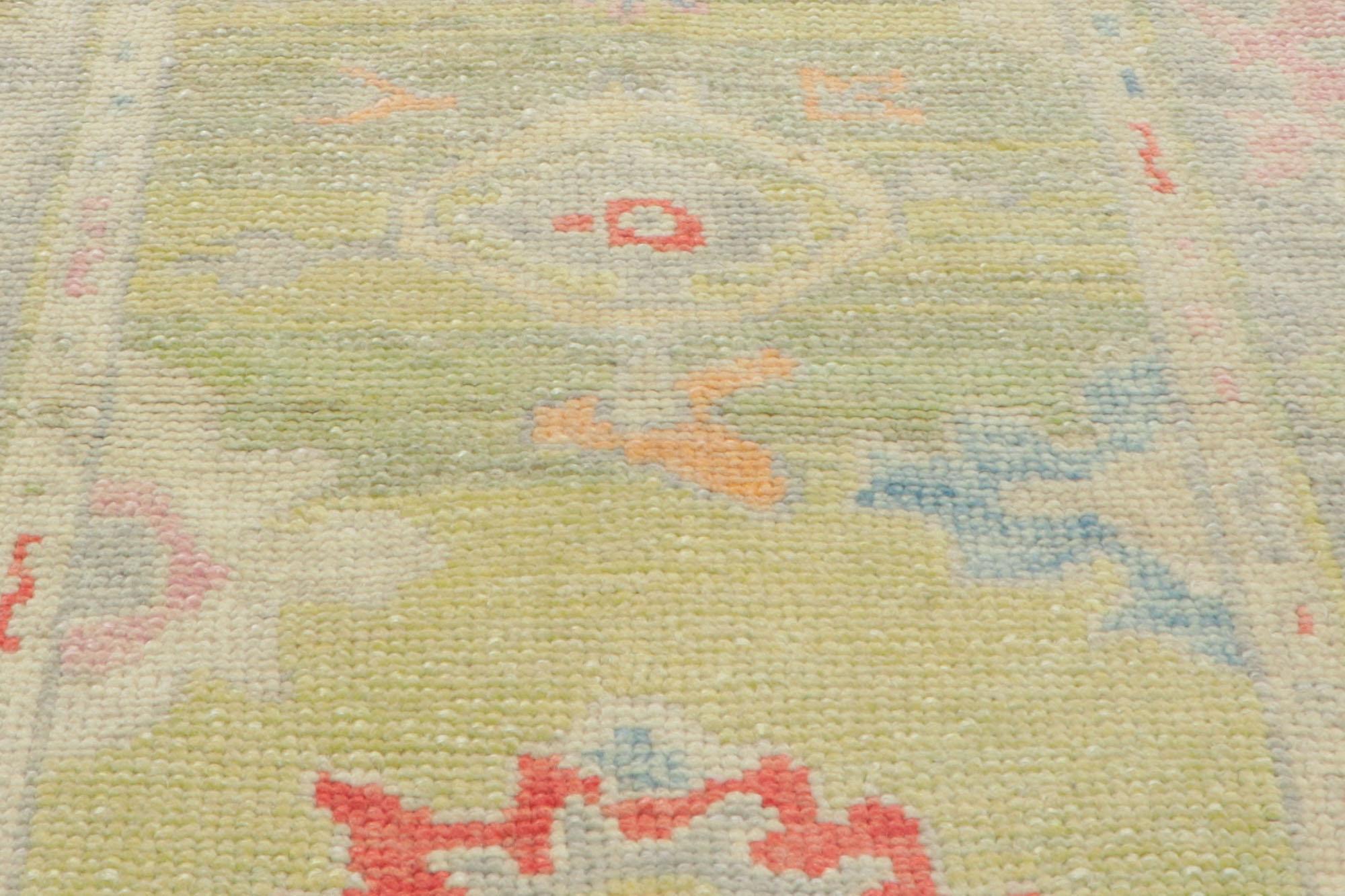 Neuer farbenfroher zeitgenössischer türkischer Oushak-Teppich, 02'10 x 15'08 (21. Jahrhundert und zeitgenössisch) im Angebot