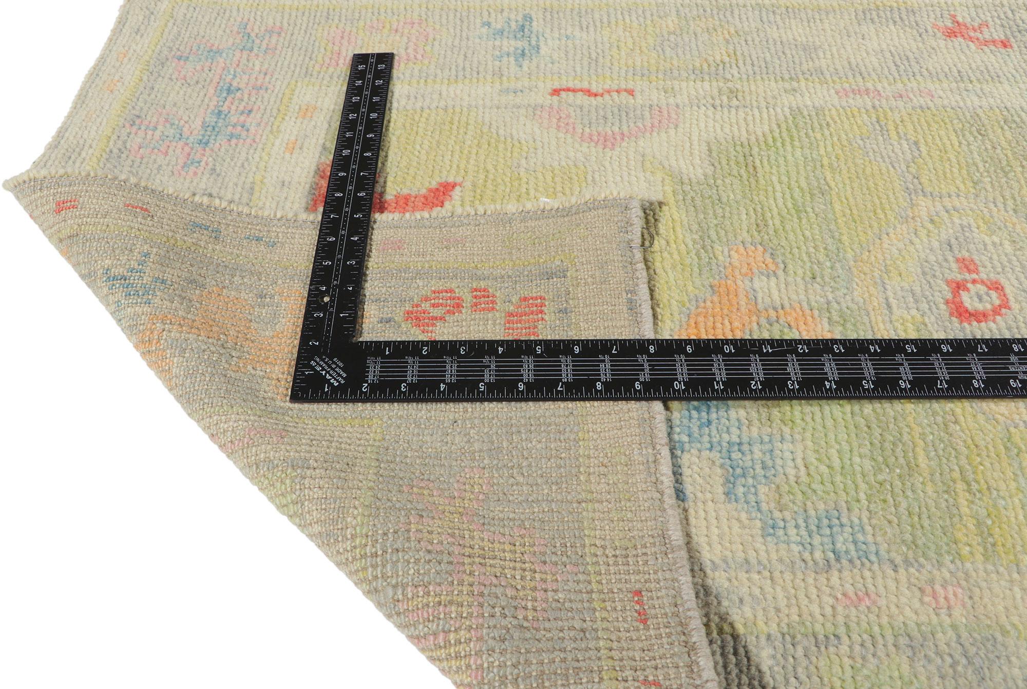Neuer farbenfroher zeitgenössischer türkischer Oushak-Teppich, 02'10 x 15'08 (Wolle) im Angebot