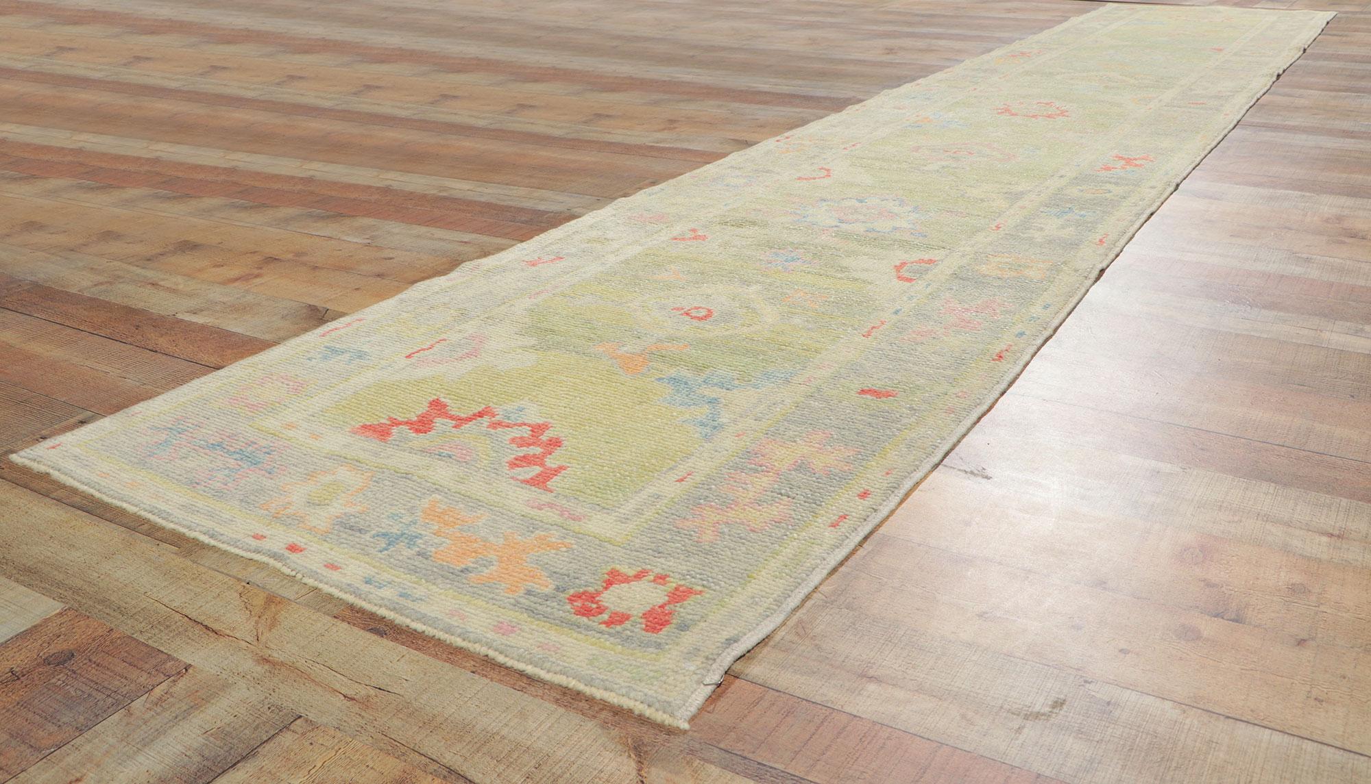 Neuer farbenfroher zeitgenössischer türkischer Oushak-Teppich, 02'10 x 15'08 im Angebot 1