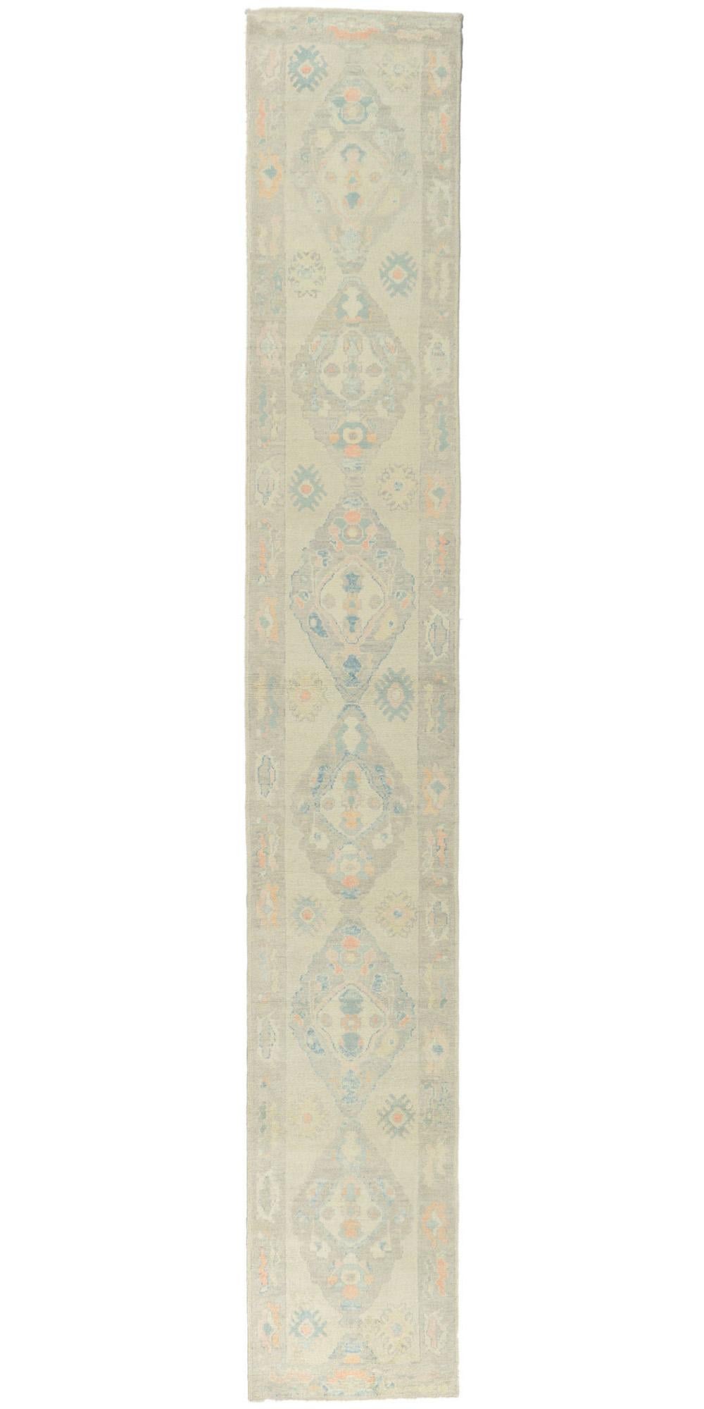 Neuer farbenfroher zeitgenössischer türkischer Oushak-Teppich, 02'10 x 18'01 im Angebot 3