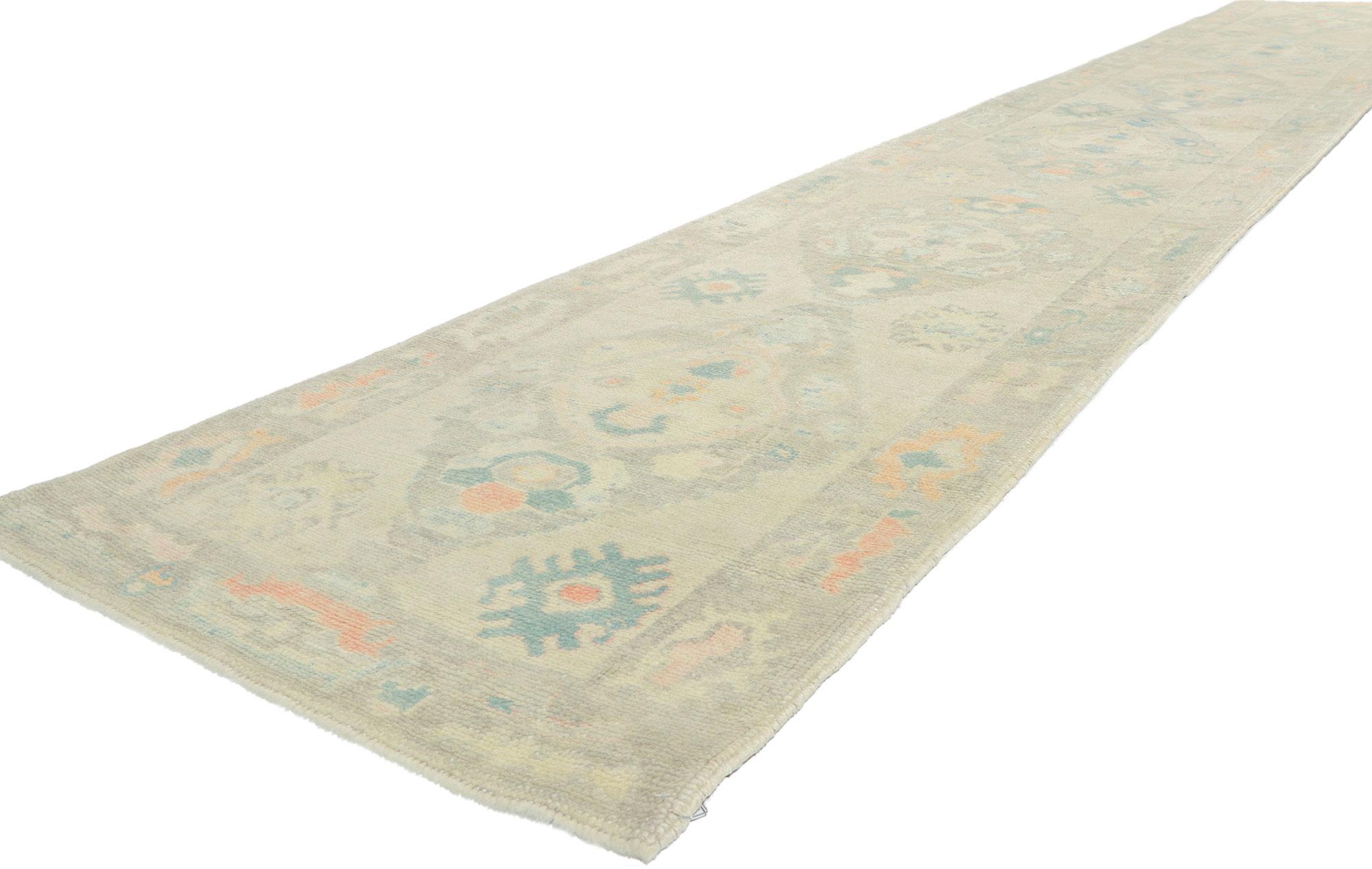 53826 New Modern Pastell Türkisch Oushak Rug Runner, 02'10 x 18'01. Dieser exquisite, moderne, pastellfarbene türkische Oushak-Teppichläufer verleiht jedem Korridor oder langgestreckten Raum eine ruhige Eleganz. Der aus weicher Wolle gefertigte und