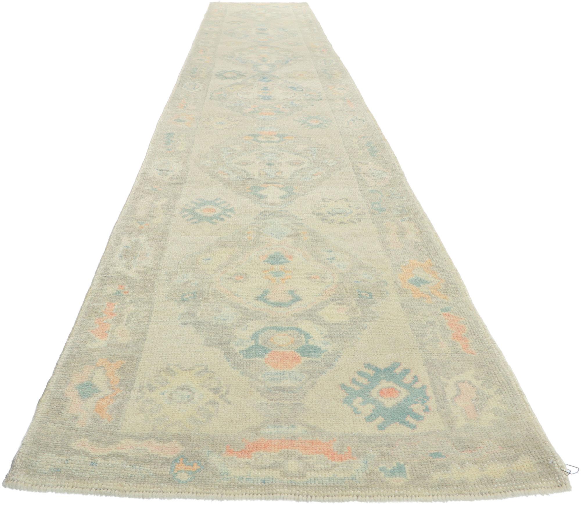 Neuer farbenfroher zeitgenössischer türkischer Oushak-Teppich, 02'10 x 18'01 (Türkisch) im Angebot