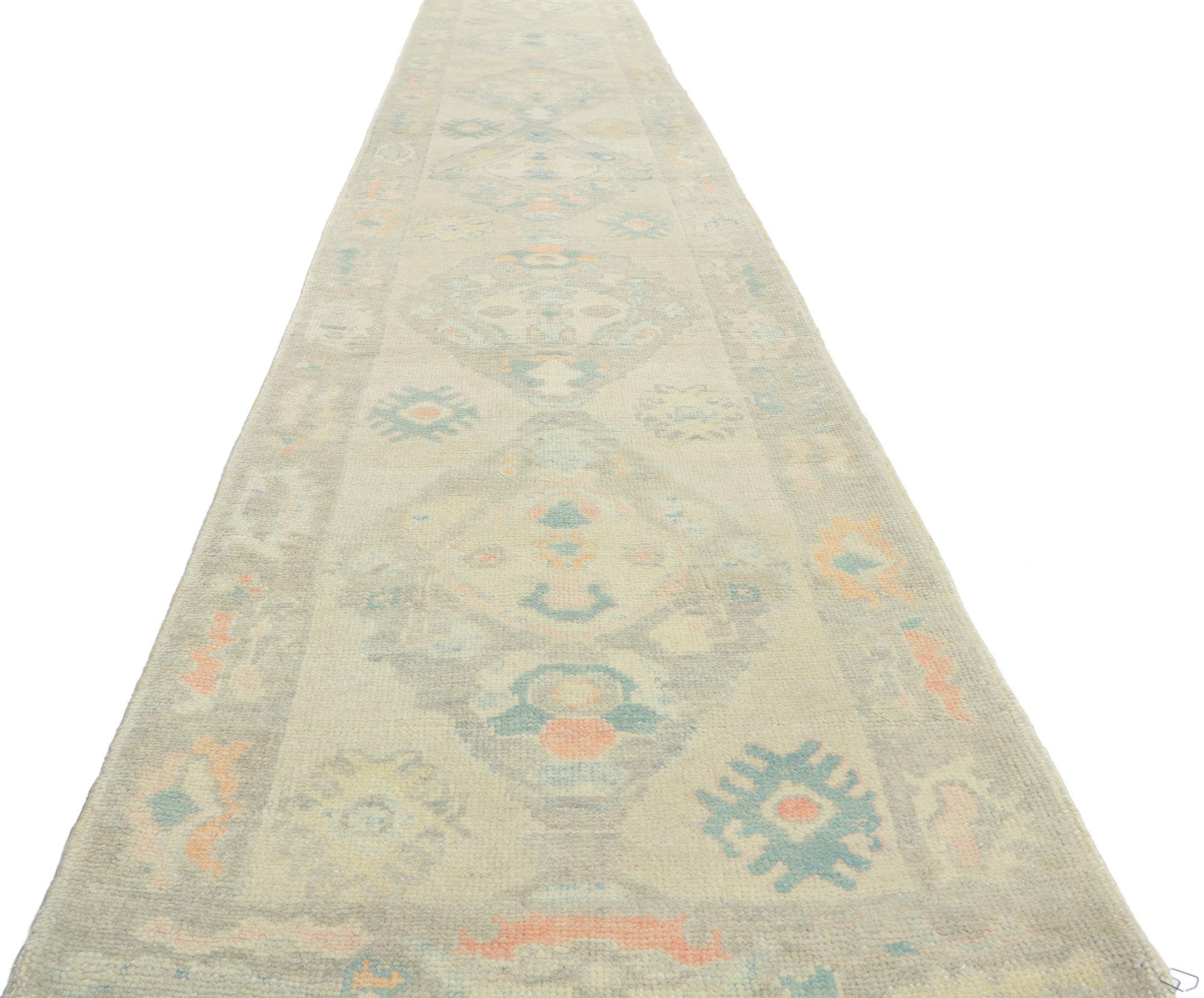 Neuer farbenfroher zeitgenössischer türkischer Oushak-Teppich, 02'10 x 18'01 (Handgeknüpft) im Angebot