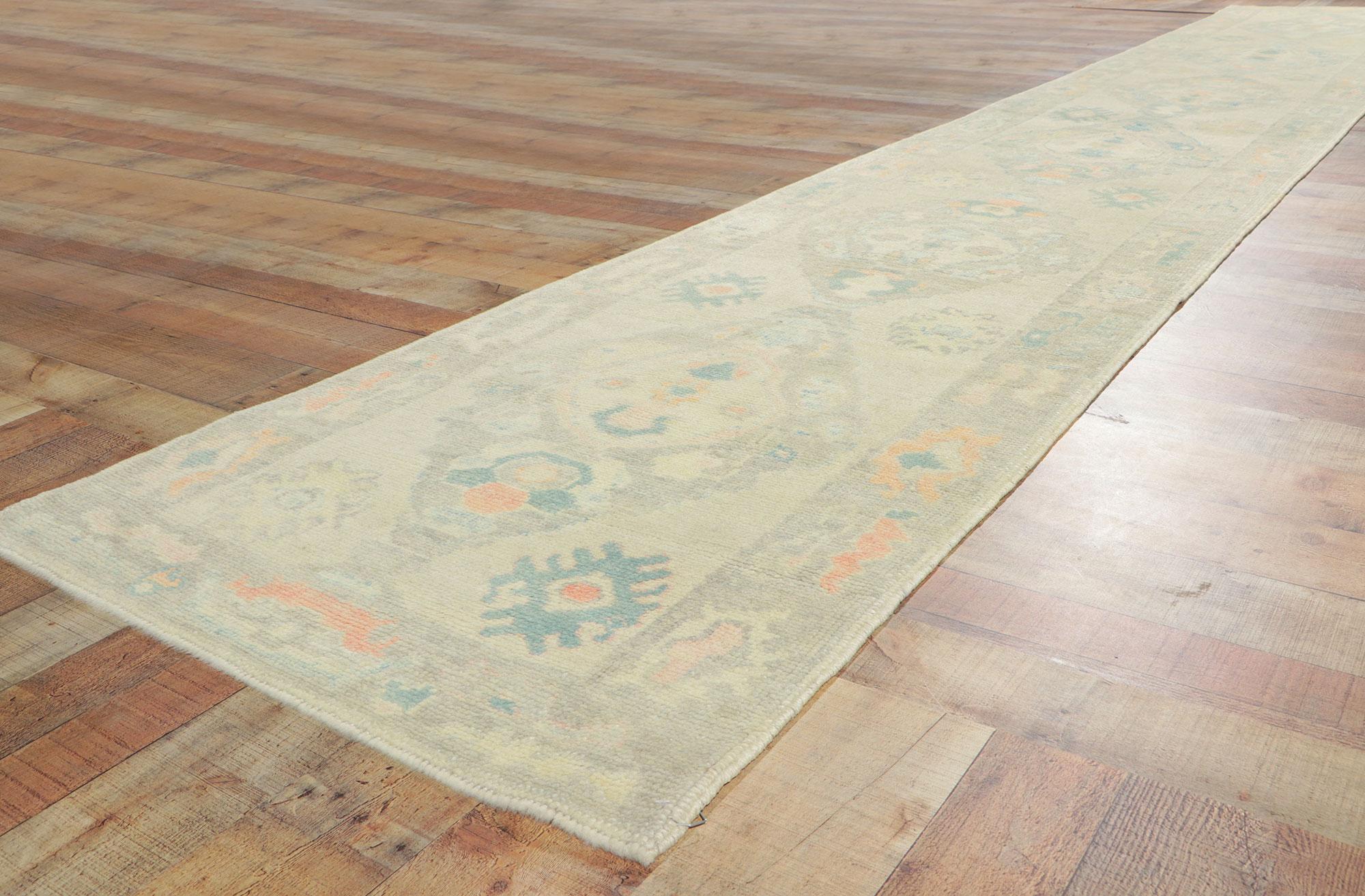 Neuer farbenfroher zeitgenössischer türkischer Oushak-Teppich, 02'10 x 18'01 (Wolle) im Angebot