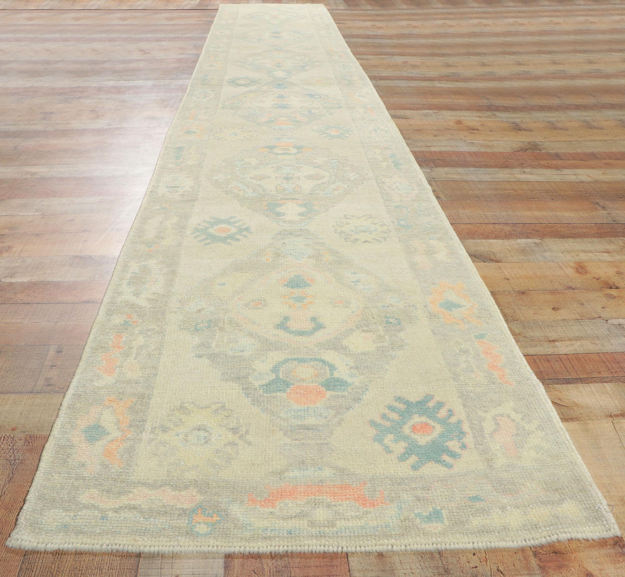 Neuer farbenfroher zeitgenössischer türkischer Oushak-Teppich, 02'10 x 18'01 im Angebot 1