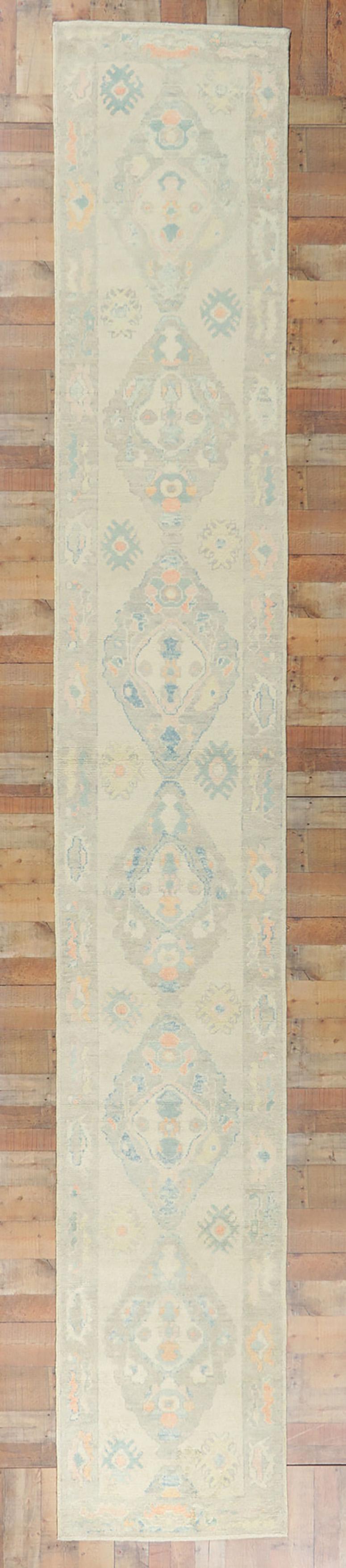 Neuer farbenfroher zeitgenössischer türkischer Oushak-Teppich, 02'10 x 18'01 im Angebot 2
