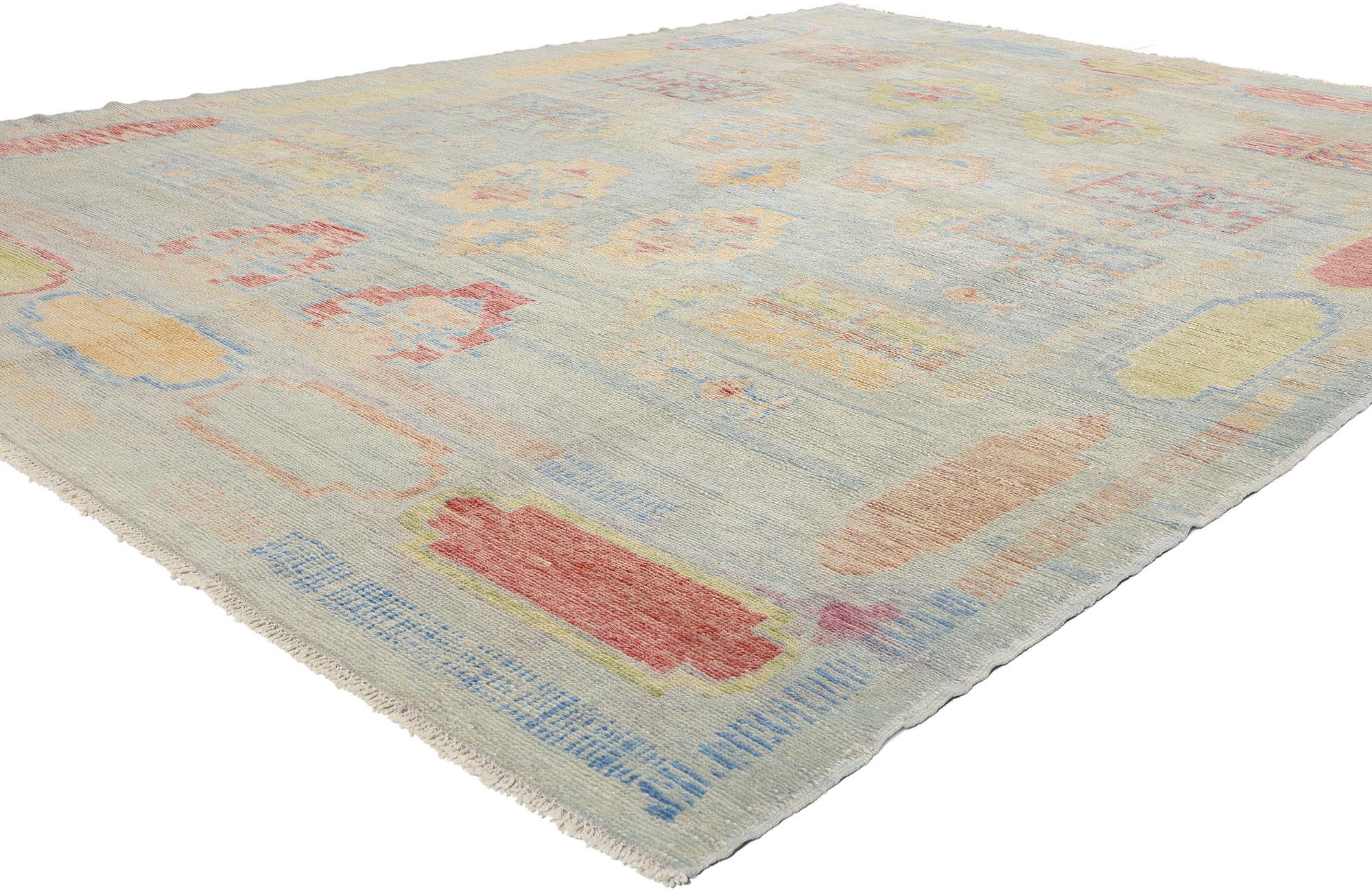 53966 New Modern Turkish Oushak Rug, 08'10 x 12'00. Questo tappeto Oushak turco moderno, annodato a mano in lana, è una vibrante celebrazione dell'arte anatolica, rivisitata in chiave contemporanea. Il campo azzurro, che ricorda un cielo limpido di
