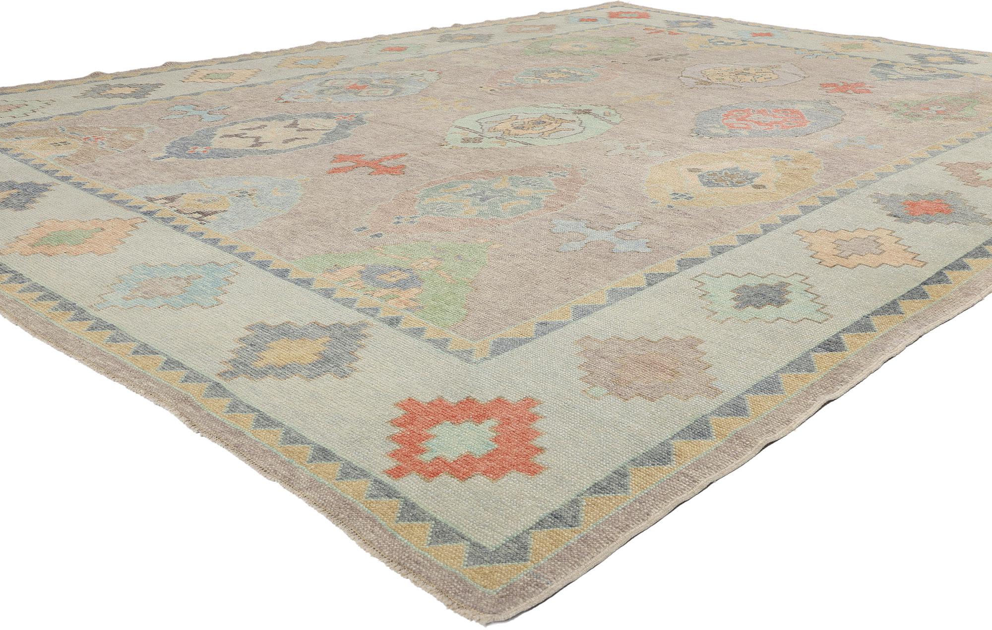53957 New Modern Turkish Oushak Rug, 10'00 x 13'04. Dieser moderne türkische Oushak-Teppich aus handgeknüpfter Wolle fängt das lebendige und geschichtsträchtige Erbe der anatolischen Weberei ein, neu interpretiert mit einem modernen Touch. Das warme
