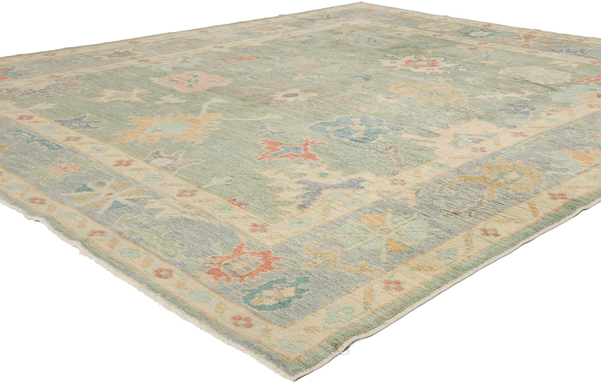53961 New Modern Grün Türkisch Oushak Teppich, 08'03 x 09'11. Dieser moderne türkische Oushak-Teppich aus handgeknüpfter Wolle ist eine faszinierende Mischung aus traditioneller Handwerkskunst und zeitgenössischer Eleganz mit einem ruhigen grünen