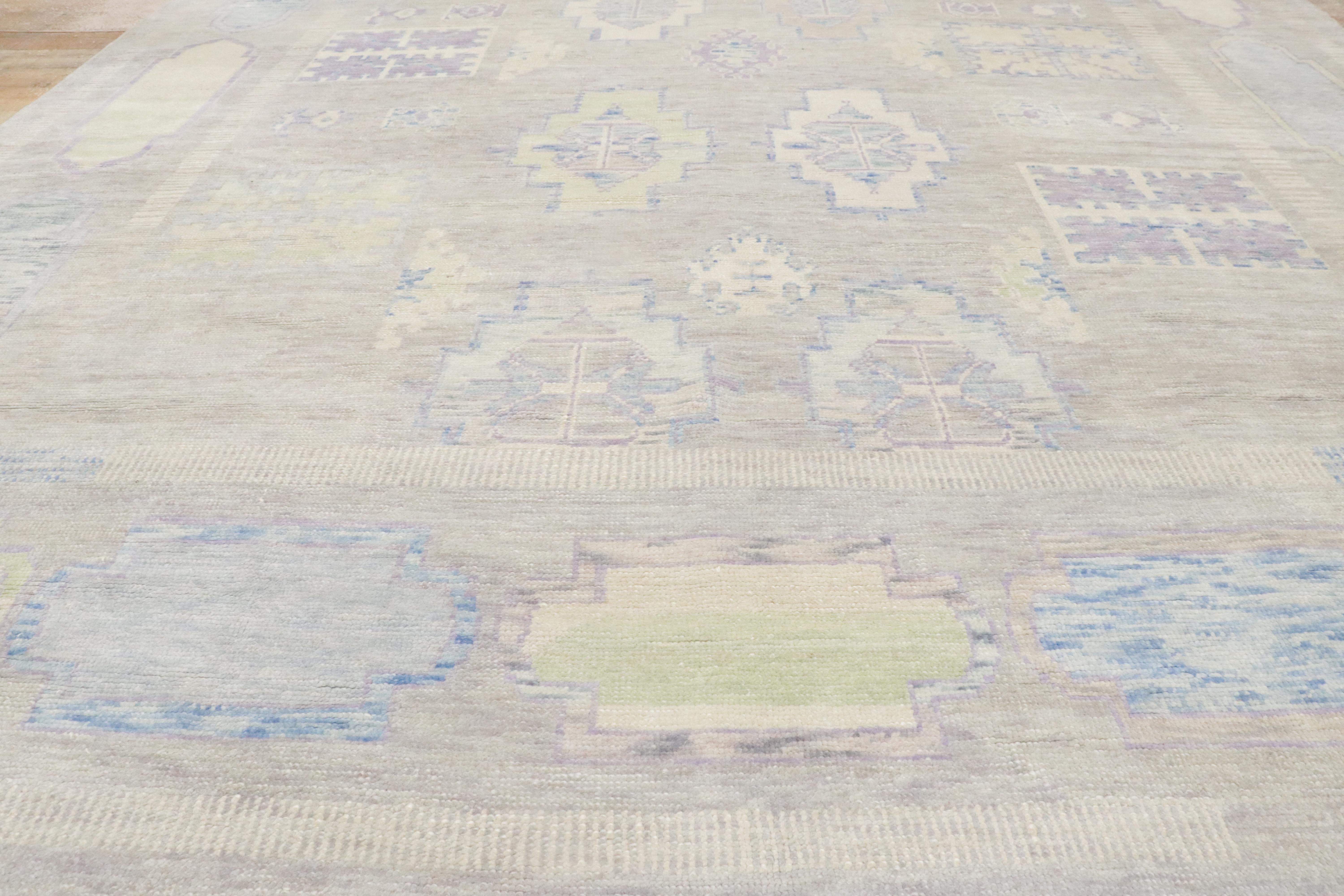 Neuer farbenfroher türkischer Oushak-Teppich im Contemporary-Stil im Angebot 4