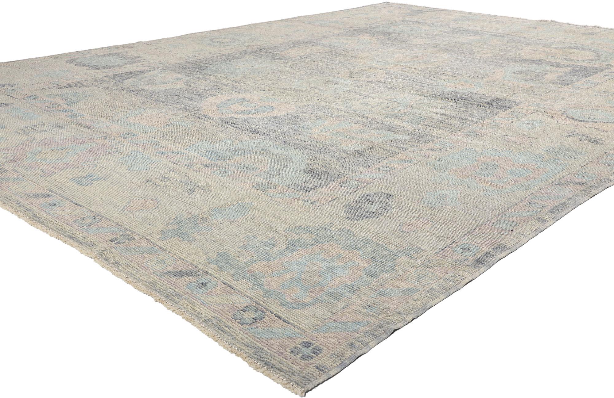 53981 Nuovo Tappeto Oushak Turco Blu Moderno, 09'10 x 13'03. Questo tappeto moderno turco Oushak, annodato a mano in lana, emana una bellezza eterea che dona luce e serenità a qualsiasi spazio. La sua tavolozza morbida e neutra di grigi azzurri e