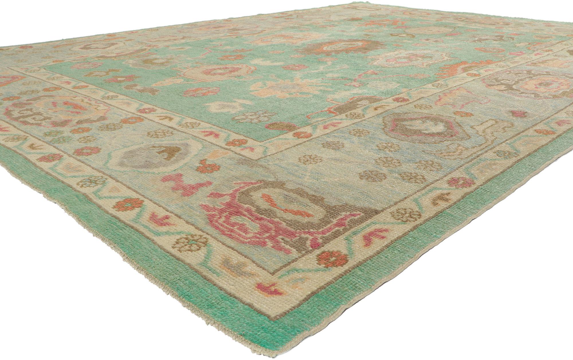 53808 Neuer türkischer Oushak-Teppich mit modernem Stil, 09'11 x 13'08. Dieser moderne türkische Oushak-Teppich aus handgeknüpfter Wolle ist elegant und verspielt und verkörpert einen modernen Stil. Das abgewetzte, grünliche Feld zeigt eine Reihe