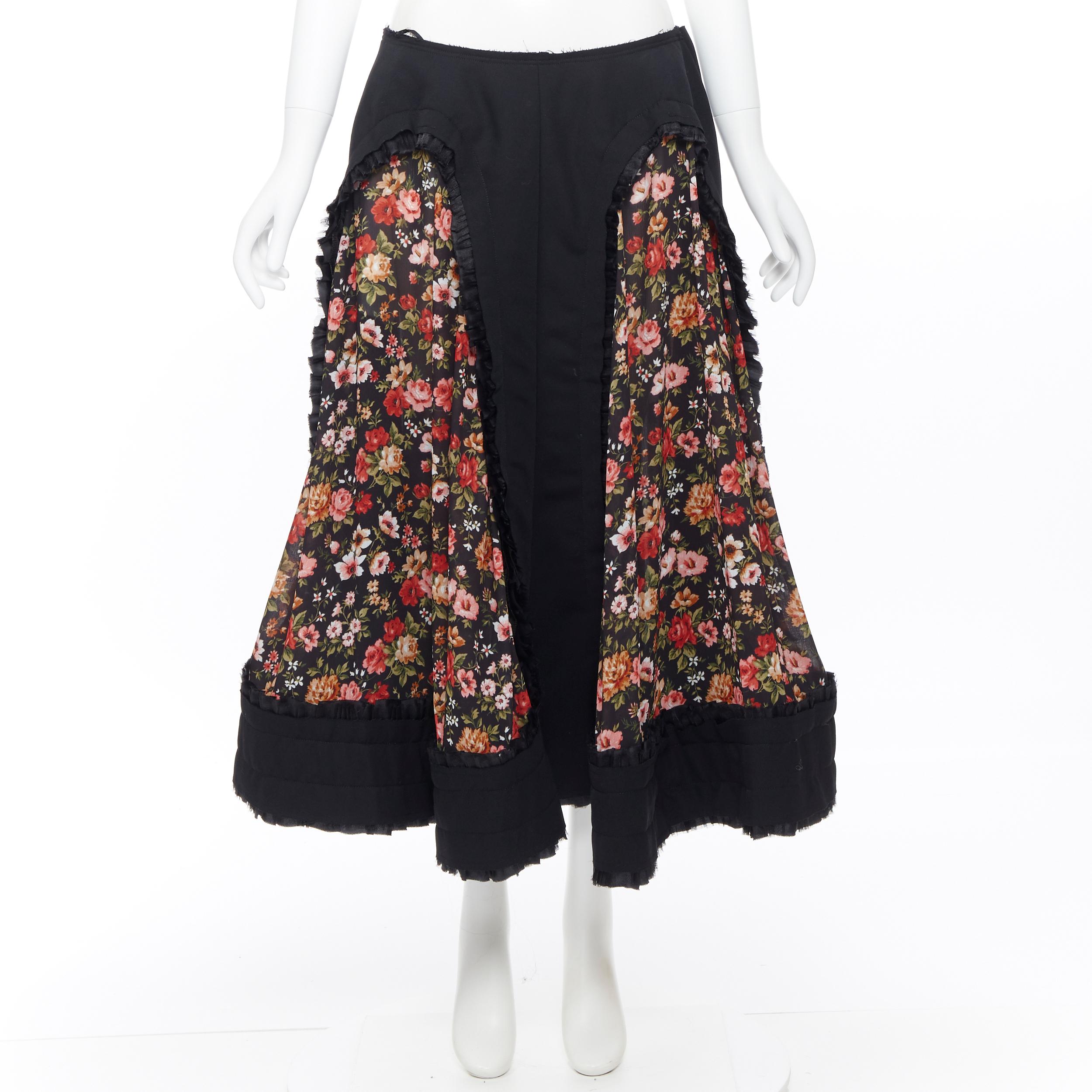 new COMME DES GARCONS AD2018 black vintage floral ruffle trimmed boho skirt M Reference: TGAS/A04822 
Brand: Comme Des Garcons 
Designer: Rei Kawakubo 
Collection: Fall Winter 2018 
Material: Wool 
Color: Black 
Pattern: Floral 
Closure: Zip