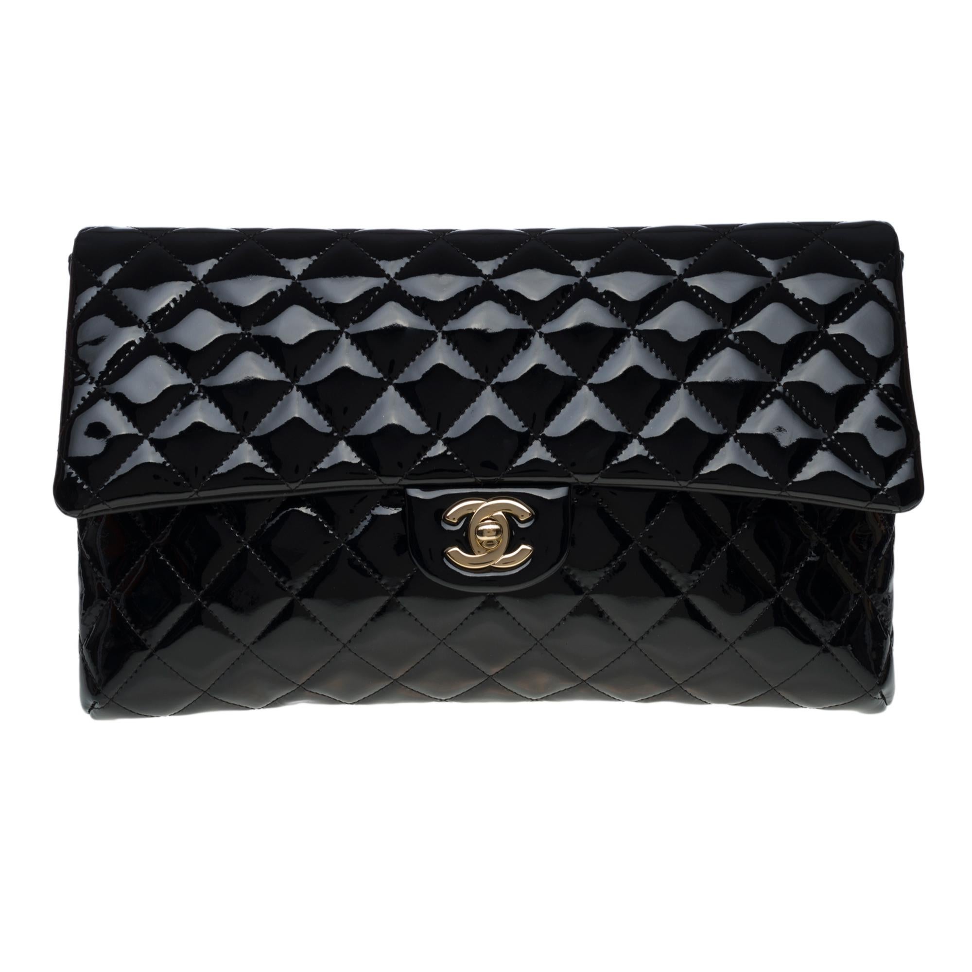 Splendid Chanel clutch bag in black patent quilted leather, champagne metal hardware
Flap closure, CC champagne metal clasp
Single Flap
Black leather lining, one zipped pocket
Signature: 