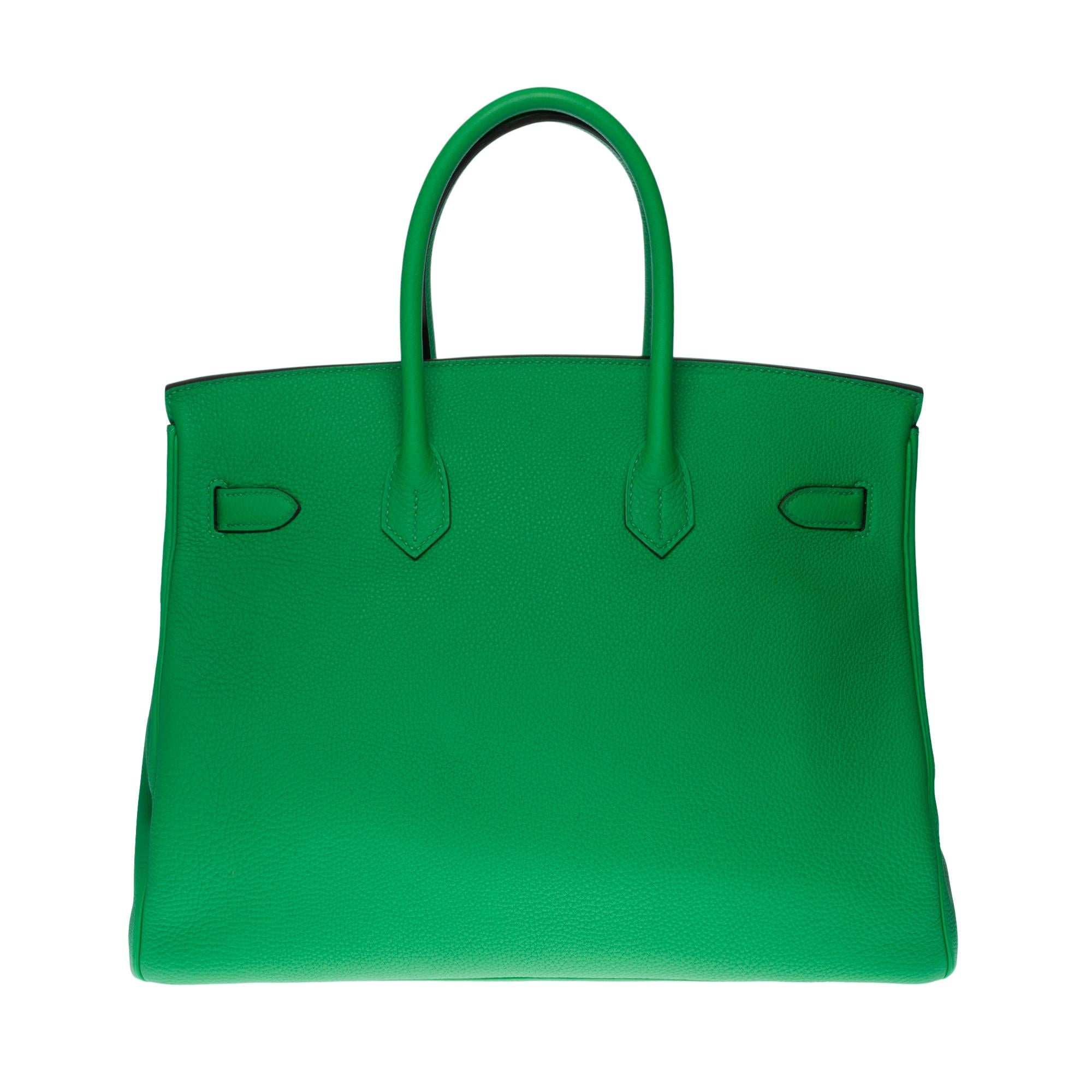 Superb and very Sought-after Hermes Birkin 35 cm Togo Green Bamboo leather handbag, palladium silver metal hardware, double green leather handle allowing a handheld

Flap closure
Lining in green leather, one zip pocket, one patch pocket
Signature: