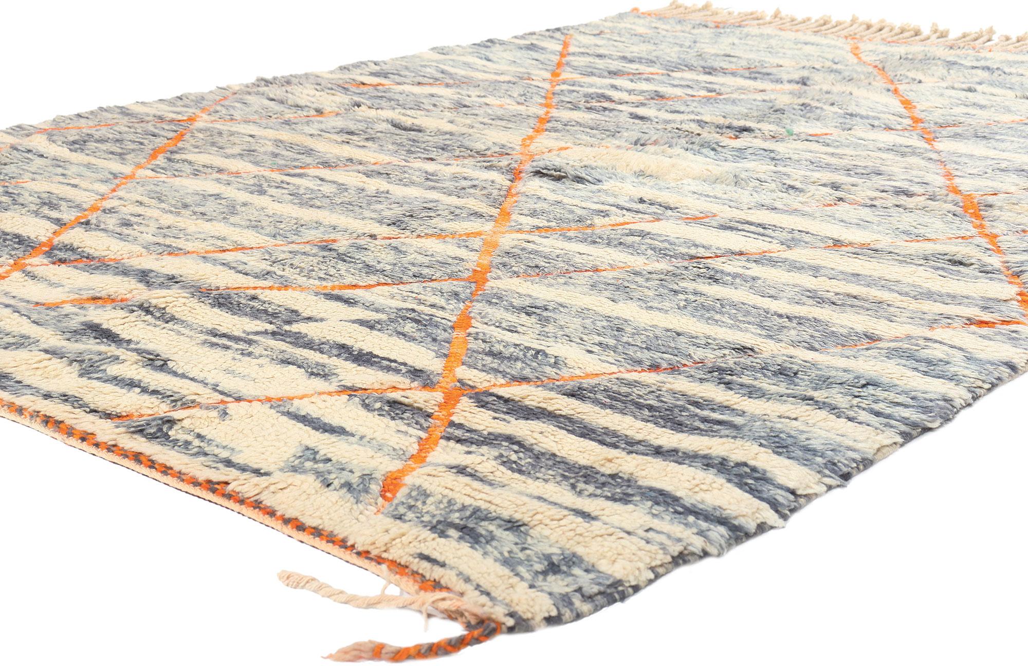 20993 Modern Beni Mrirt Marokkanischer Teppich, 05'09 x 08'00. Die Beni Mrirt Rugs, die von den geschickten Kunsthandwerkern des Beni Mrirt-Stammes im marokkanischen Atlasgebirge hergestellt werden, sind bekannt für ihre plüschige Textur, die