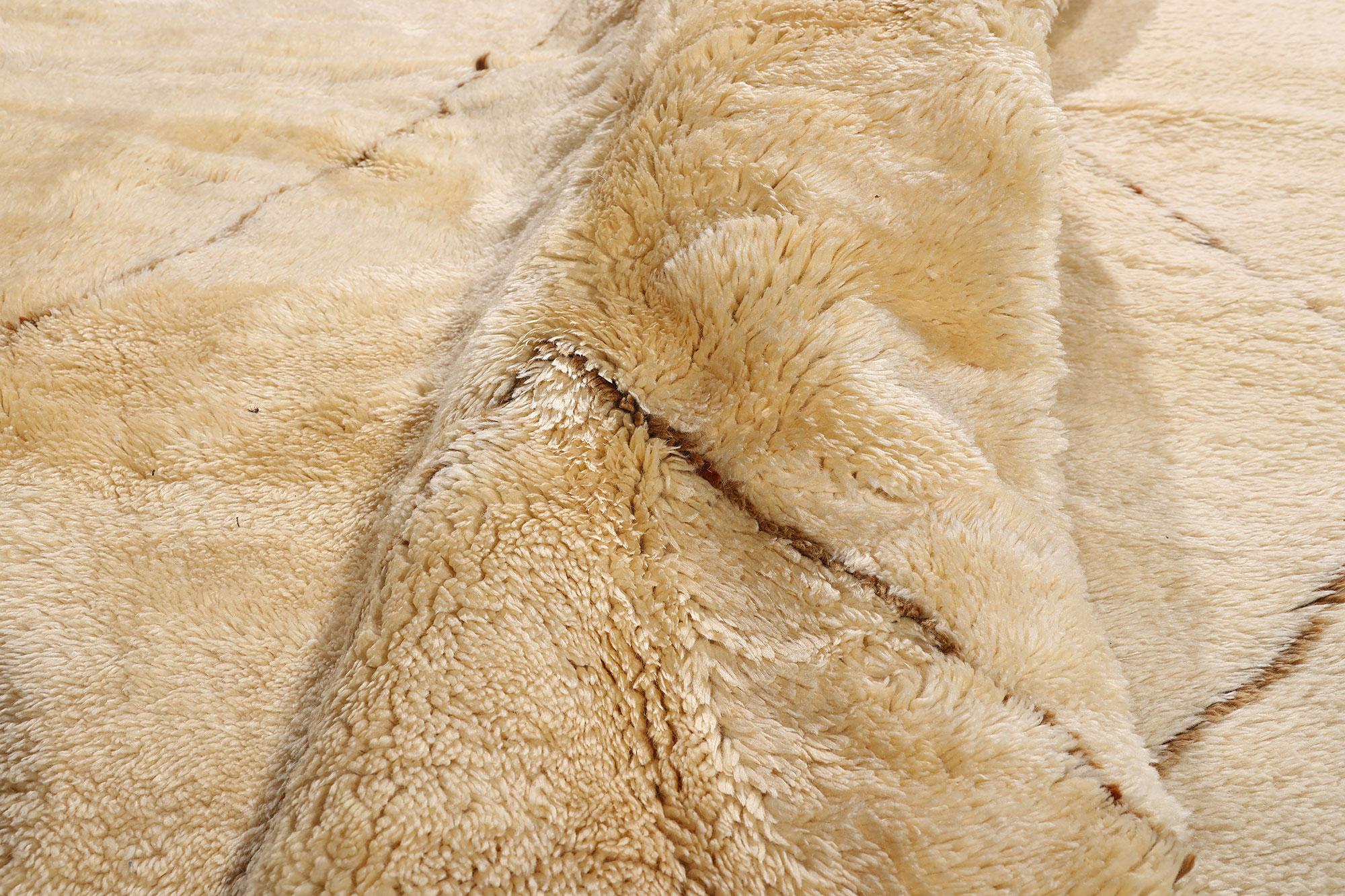 20716, New Contemporary Berber Moroccan Rug with Organic Modern Style 10'02 x 12'10. Avec sa simplicité, ses poils pelucheux et ses ondes Hygge, ce tapis berbère marocain contemporain en laine nouée à la main procure une sensation de contentement