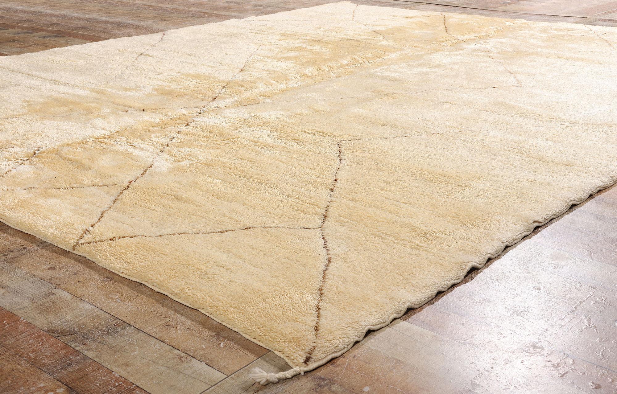XXIe siècle et contemporain Tapis berbère marocain, style moderne organique et collis de Shibui subtils en vente