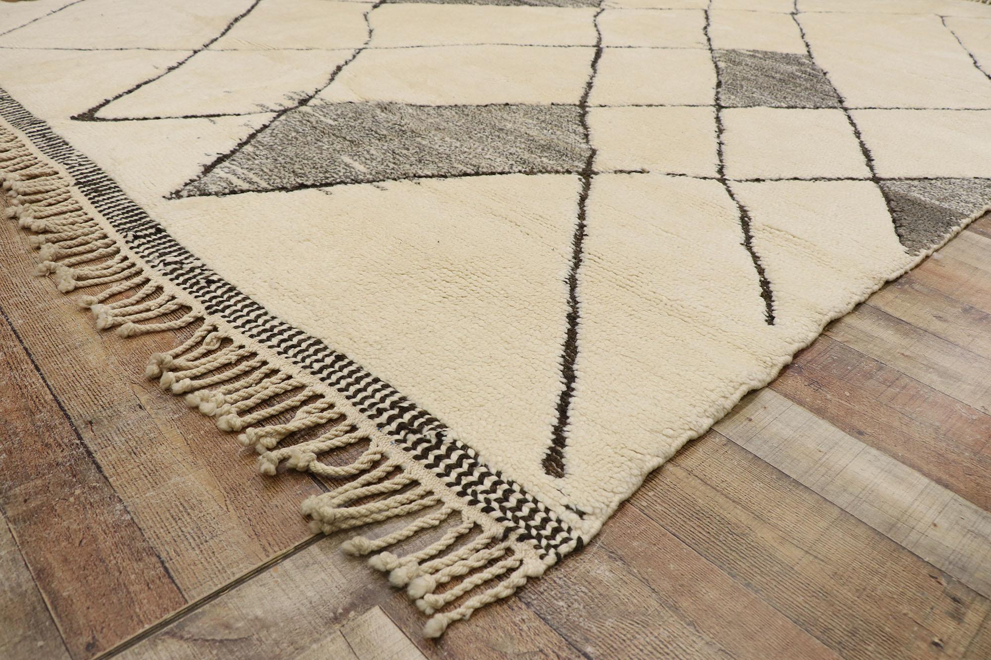 XXI secolo e contemporaneo Nuovo tappeto berbero contemporaneo Beni Mrirt marocchino con stile organico moderno in vendita
