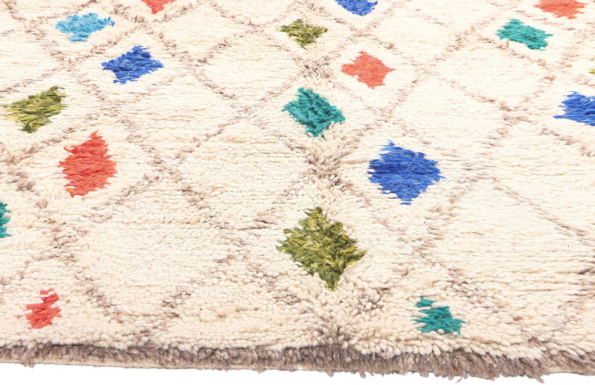 Marocain Nouveau tapis Azilal berbère marocain coloré en treillis de diamants avec style moderne en vente
